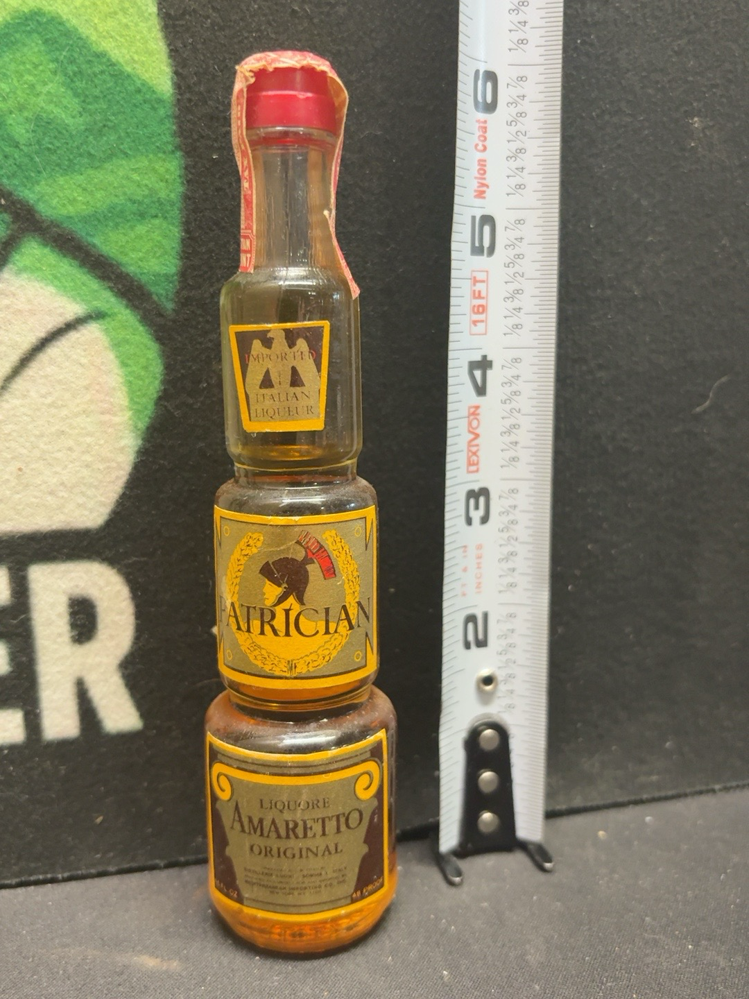 LOT 2026-513 — Ensemble de 3 petites bouteilles miniatures de liqueur italienne, empilées… — photo 1