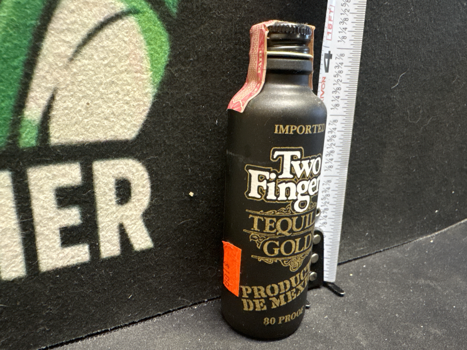 LOT 2026-515 — Petite bouteille miniature Two Fingers Tequila Gold, importée du Mexique, avec… — photo 2