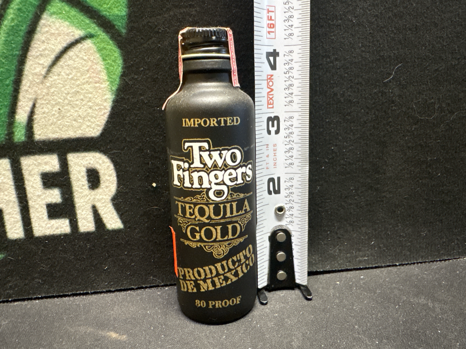 LOT 2026-515 — Petite bouteille miniature Two Fingers Tequila Gold, importée du Mexique, avec… — photo 1