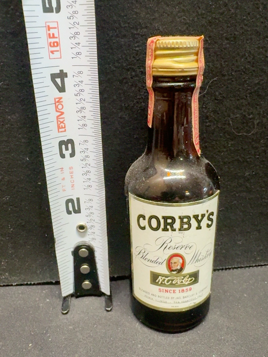 LOT 2026-516 — Petite bouteille miniature ancienne Corby’s Reserve Blended Whisky, avec sceau… — photo 1