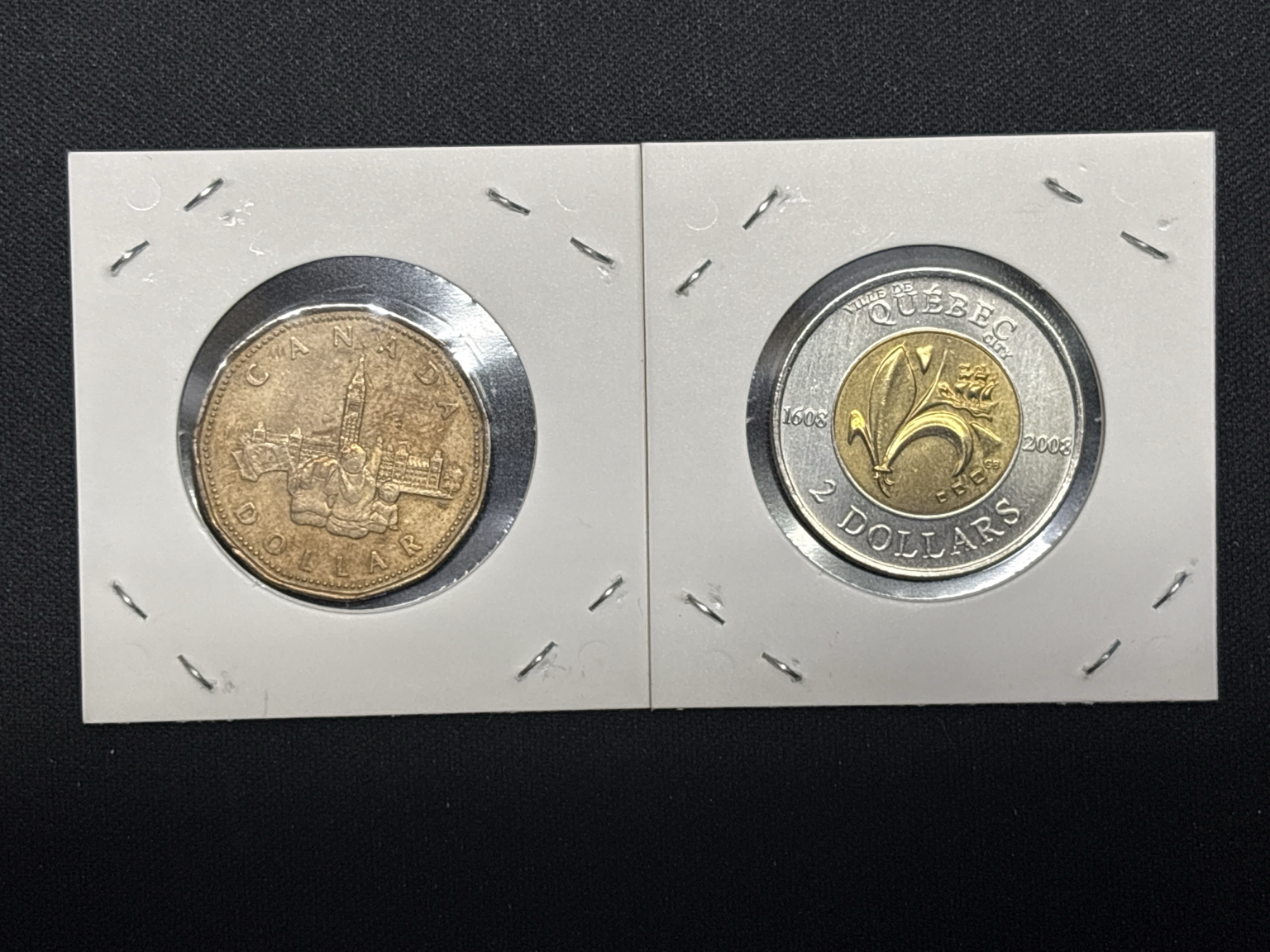 LOT 2026-518 — Lot de 2 pièces canadiennes commémoratives présentées dans des supports… — photo 1