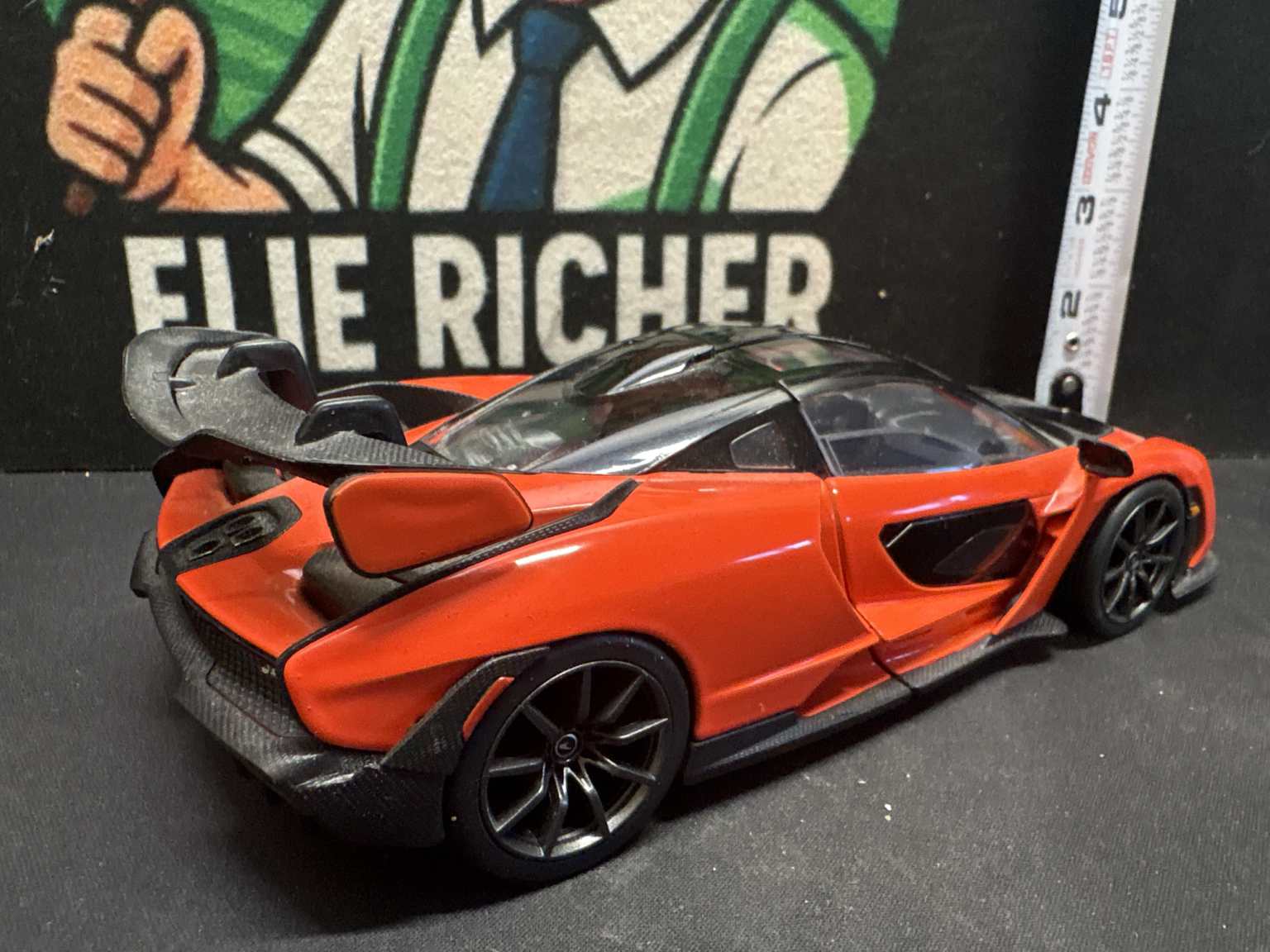 LOT 2026-520 — Voiture miniature de collection McLaren Senna rouge avec accents noirs effet… — photo 4