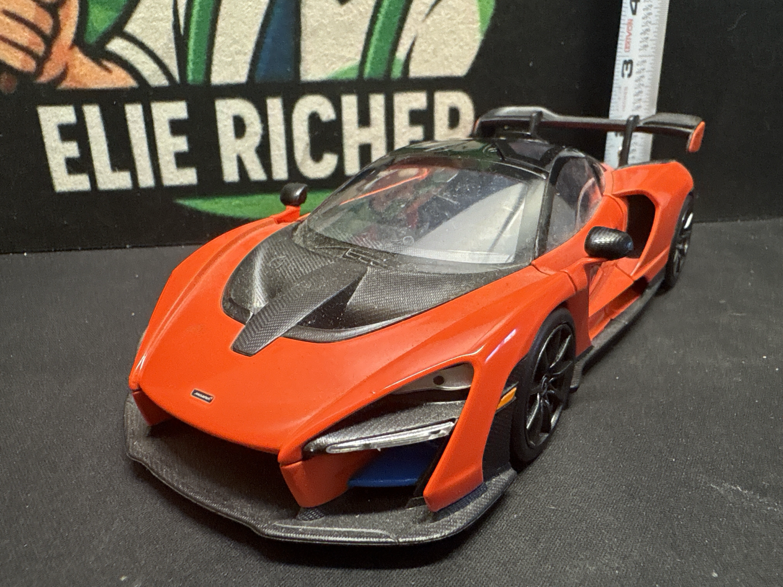 LOT 2026-520 — Voiture miniature de collection McLaren Senna rouge avec accents noirs effet… — photo 1