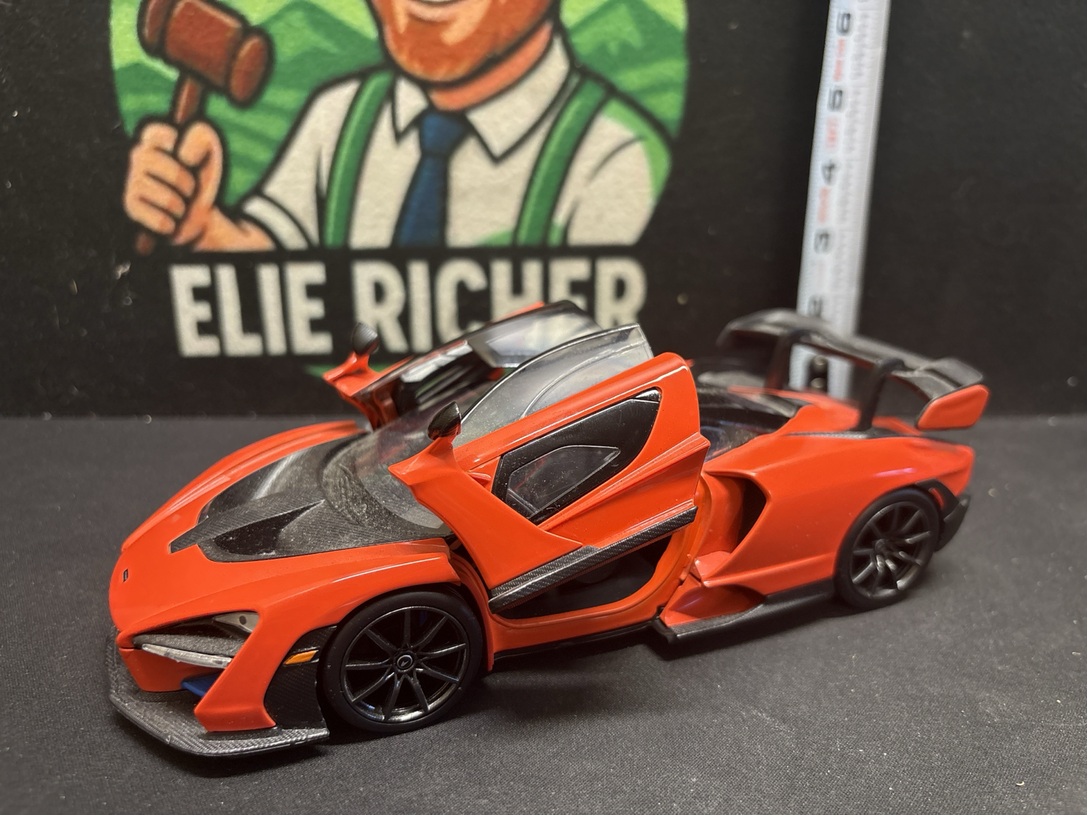 LOT 2026-520 — Voiture miniature de collection McLaren Senna rouge avec accents noirs effet… — photo 6