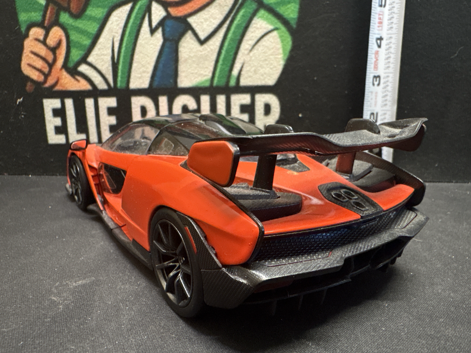 LOT 2026-520 — Voiture miniature de collection McLaren Senna rouge avec accents noirs effet… — photo 3