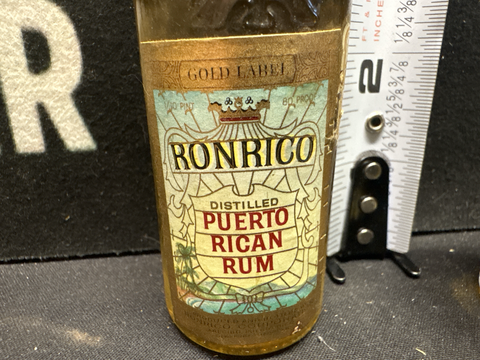LOT 2026-521 — Ensemble de 2 petites bouteilles miniatures anciennes de rhum portoricain… — photo 2