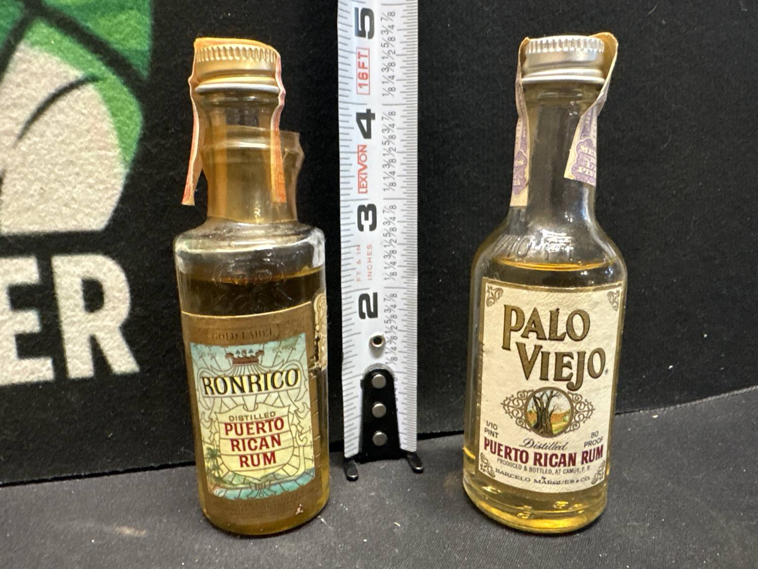 LOT 2026-521 — Ensemble de 2 petites bouteilles miniatures anciennes de rhum portoricain… — photo 1