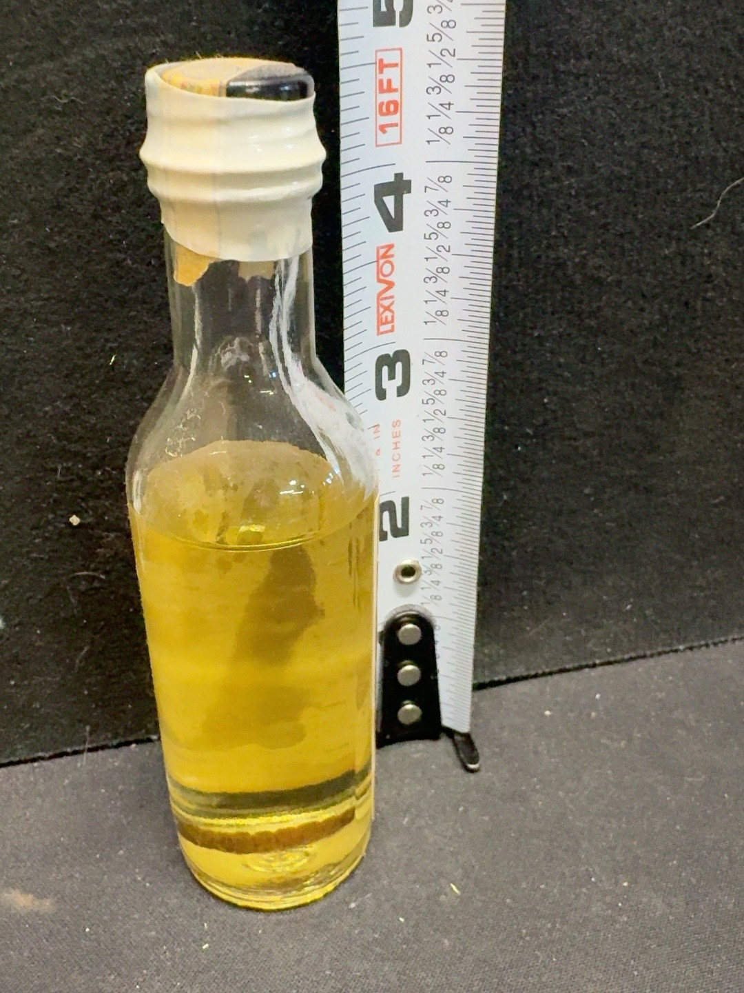 LOT 2026-523 — Petite bouteille miniature ancienne de mezcal Cusano Rojo, produit à Oaxaca au… — photo 2