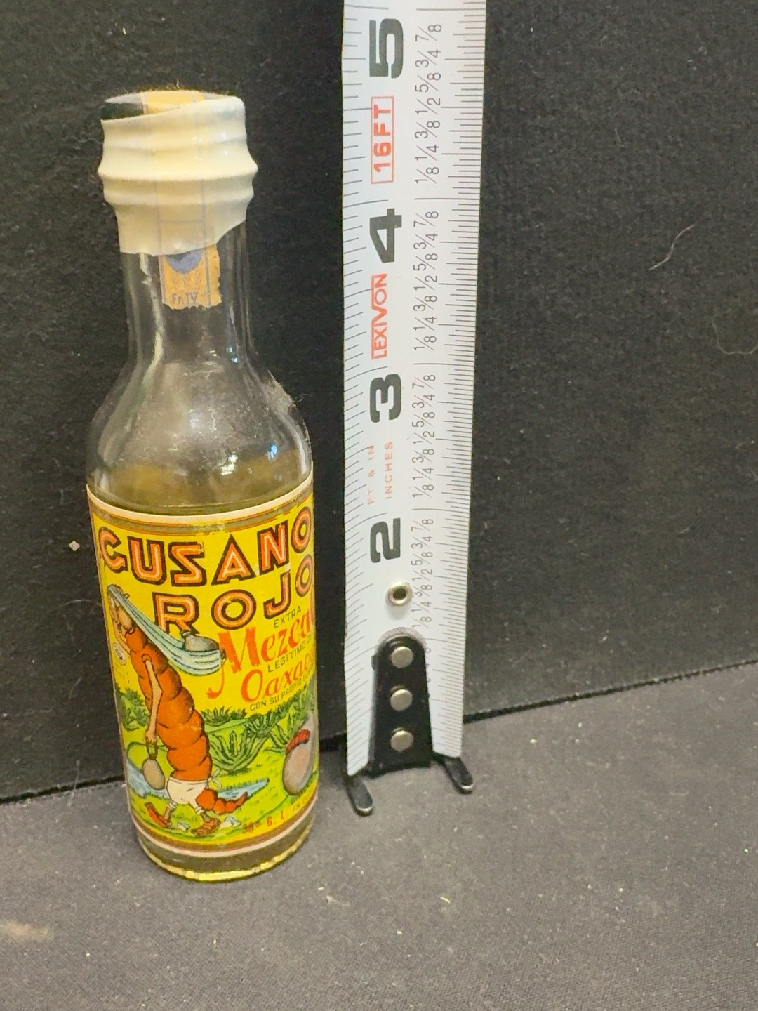 LOT 2026-523 — Petite bouteille miniature ancienne de mezcal Cusano Rojo, produit à Oaxaca au… — photo 1