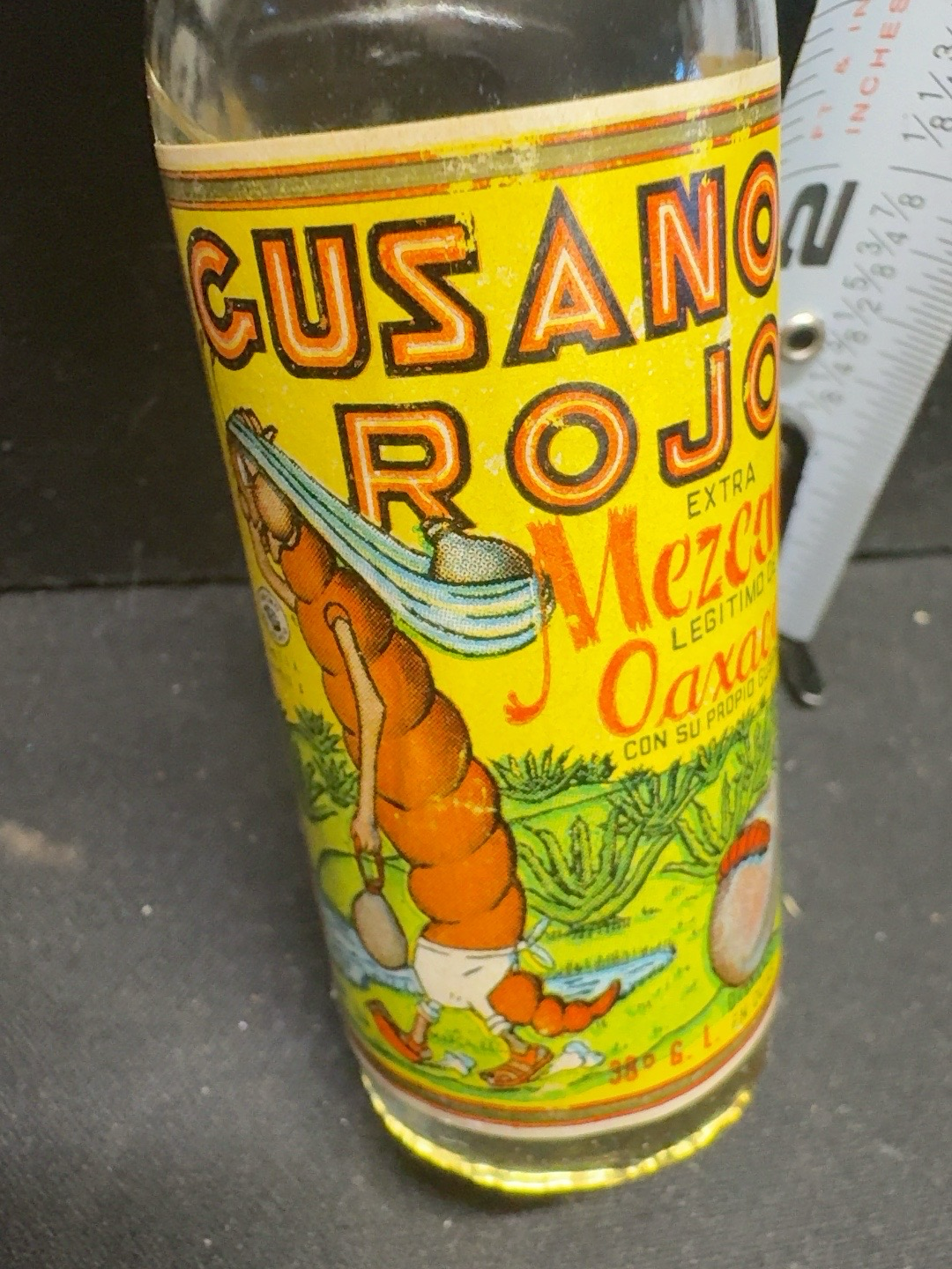 LOT 2026-523 — Petite bouteille miniature ancienne de mezcal Cusano Rojo, produit à Oaxaca au… — photo 4