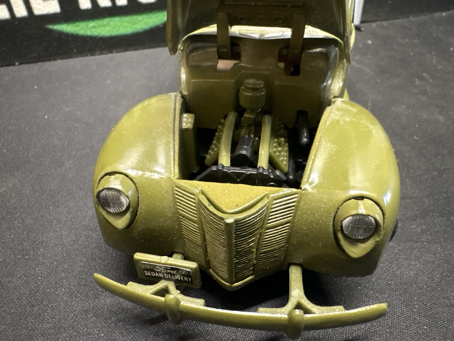 LOT 2026-524 — Camionnette militaire miniature Ford Sedan Delivery 1940 de l’armée… — photo 3