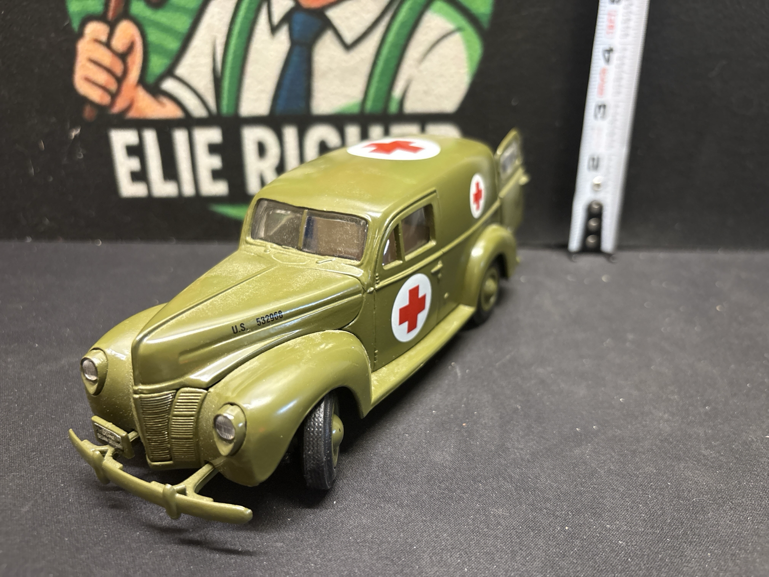 LOT 2026-524 — Camionnette militaire miniature Ford Sedan Delivery 1940 de l’armée… — photo 4