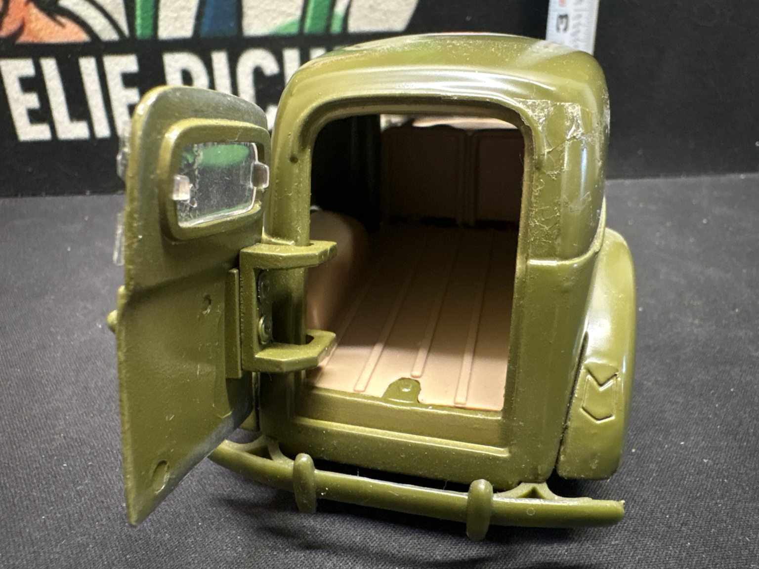 LOT 2026-524 — Camionnette militaire miniature Ford Sedan Delivery 1940 de l’armée… — photo 5