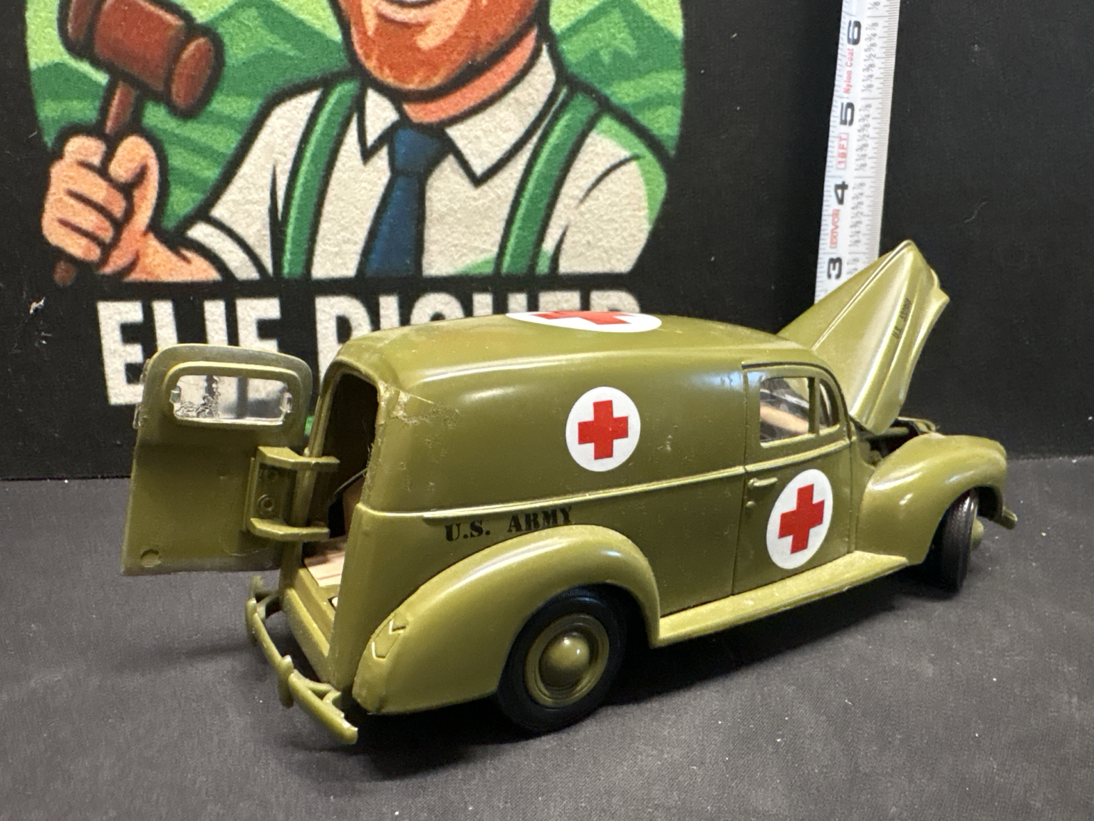 LOT 2026-524 — Camionnette militaire miniature Ford Sedan Delivery 1940 de l’armée… — photo 2