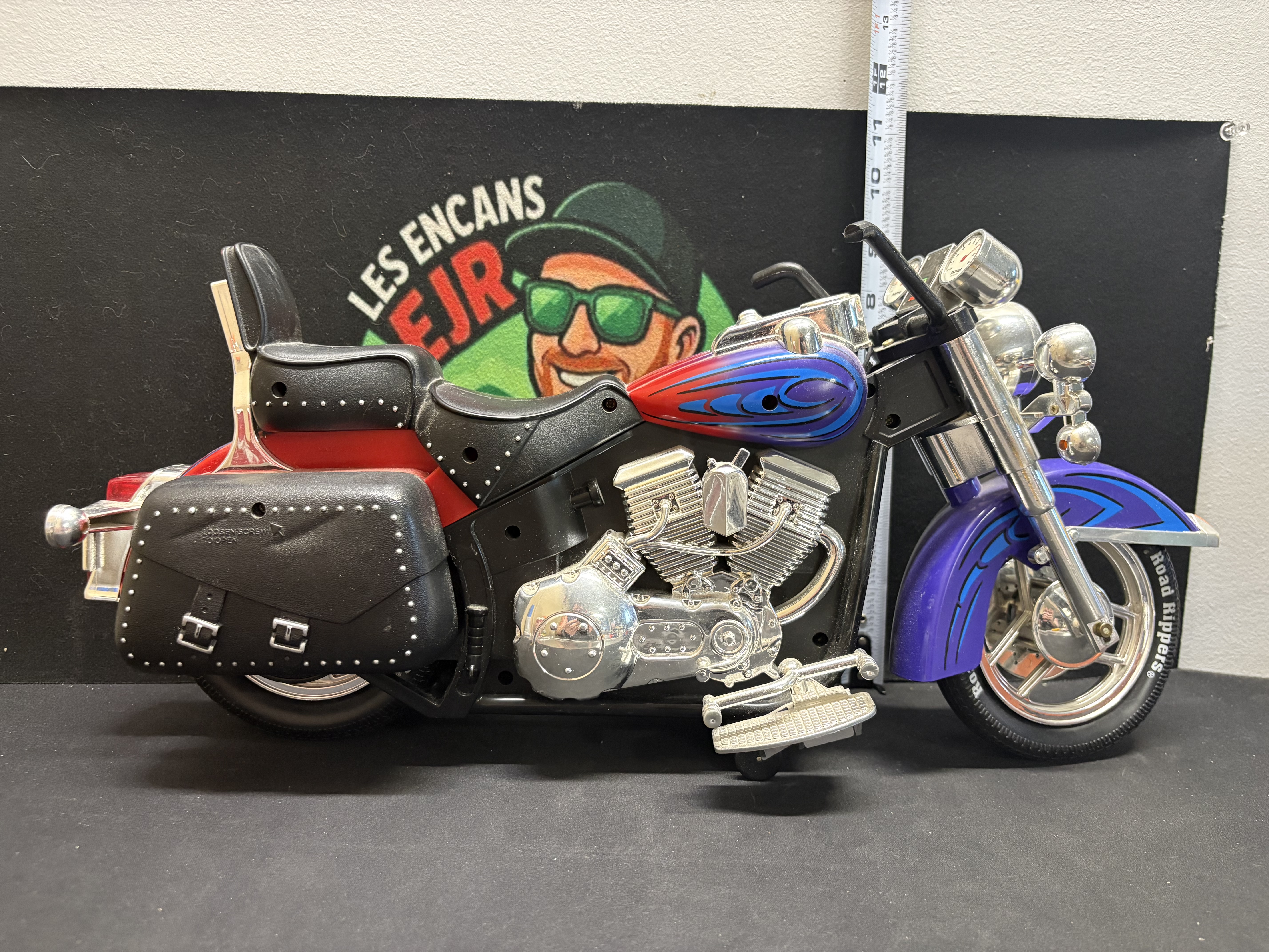 LOT 2026-527 — Grande moto jouet Road Rippers au style chopper, avec détails chromés… — photo 2