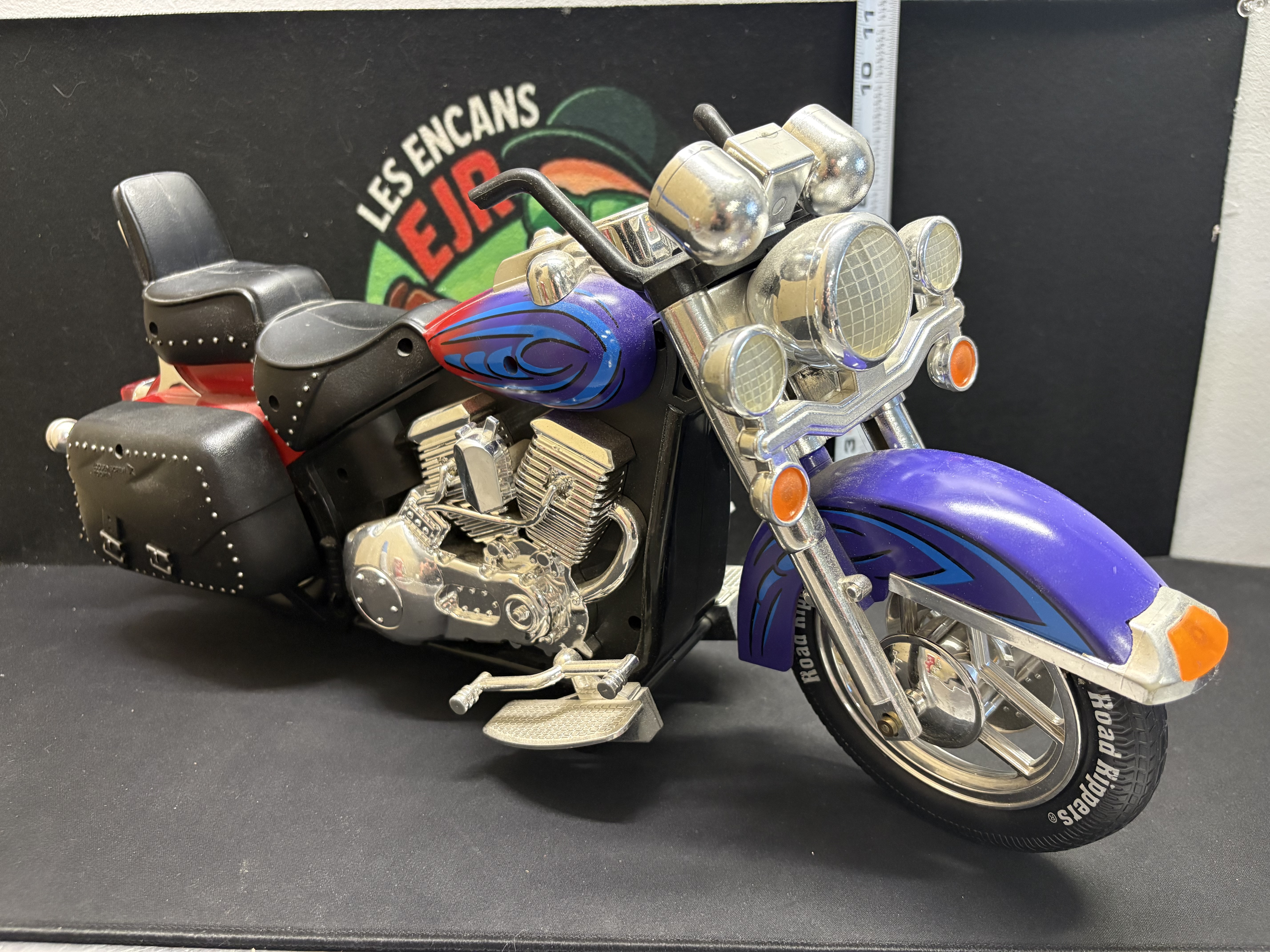 LOT 2026-527 — Grande moto jouet Road Rippers au style chopper, avec détails chromés… — photo 3