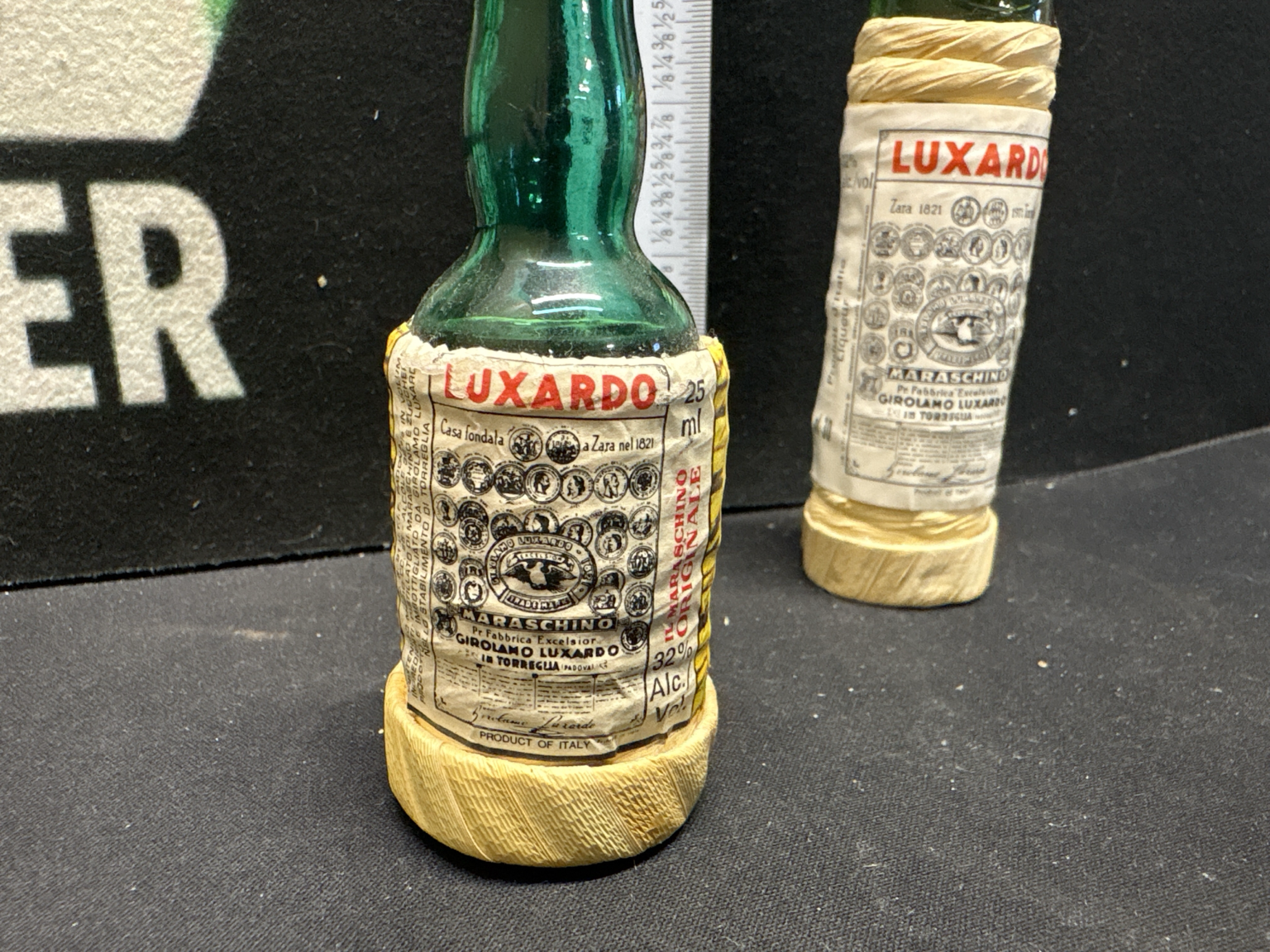 LOT 2026-530 — Ensemble de deux bouteilles miniatures vintage de liqueur Maraschino Luxardo… — photo 2