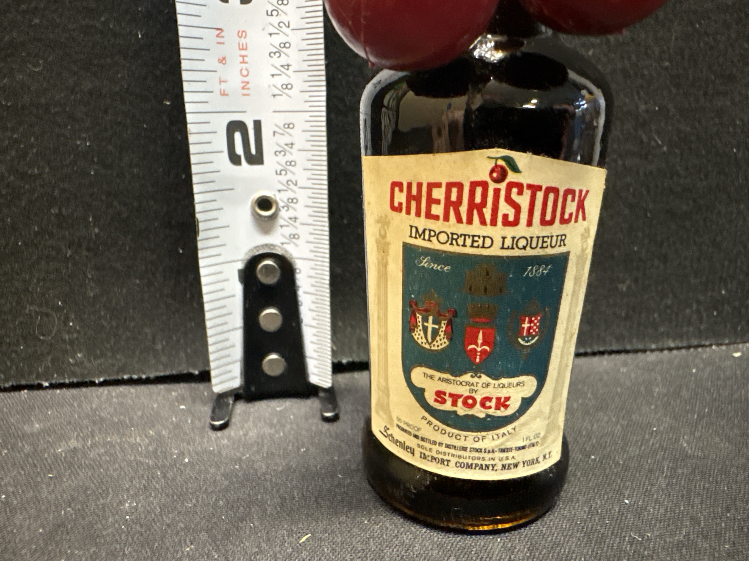 LOT 2026-531 — Petite bouteille miniature vintage de liqueur de cerise Cherristock par Stock… — photo 2