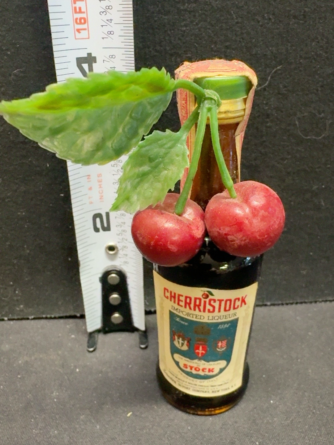 LOT 2026-531 — Petite bouteille miniature vintage de liqueur de cerise Cherristock par Stock… — photo 1