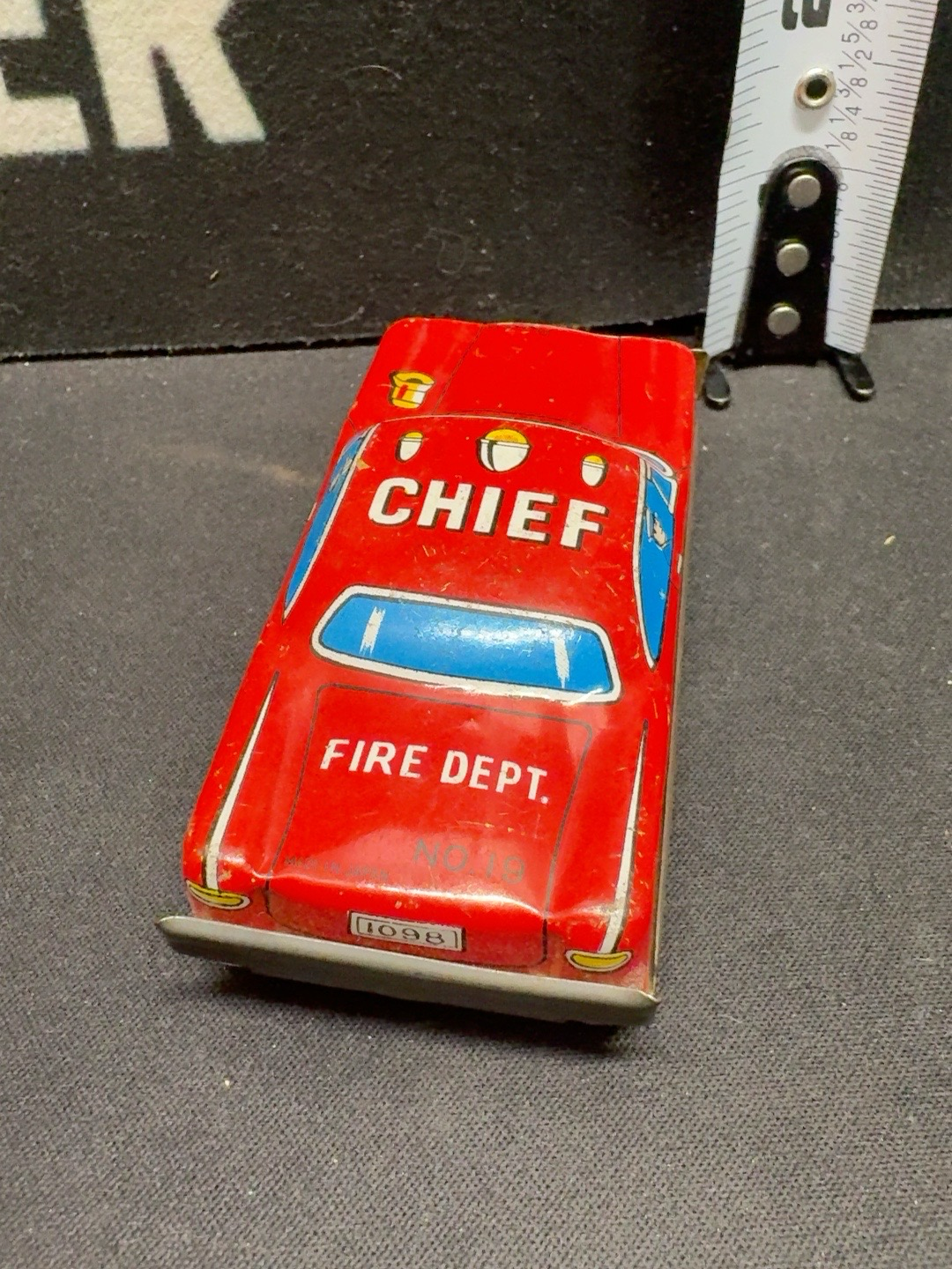 LOT 2026-532 — Ancienne voiture de chef des pompiers en tôle lithographiée, modèle no 19… — photo 3