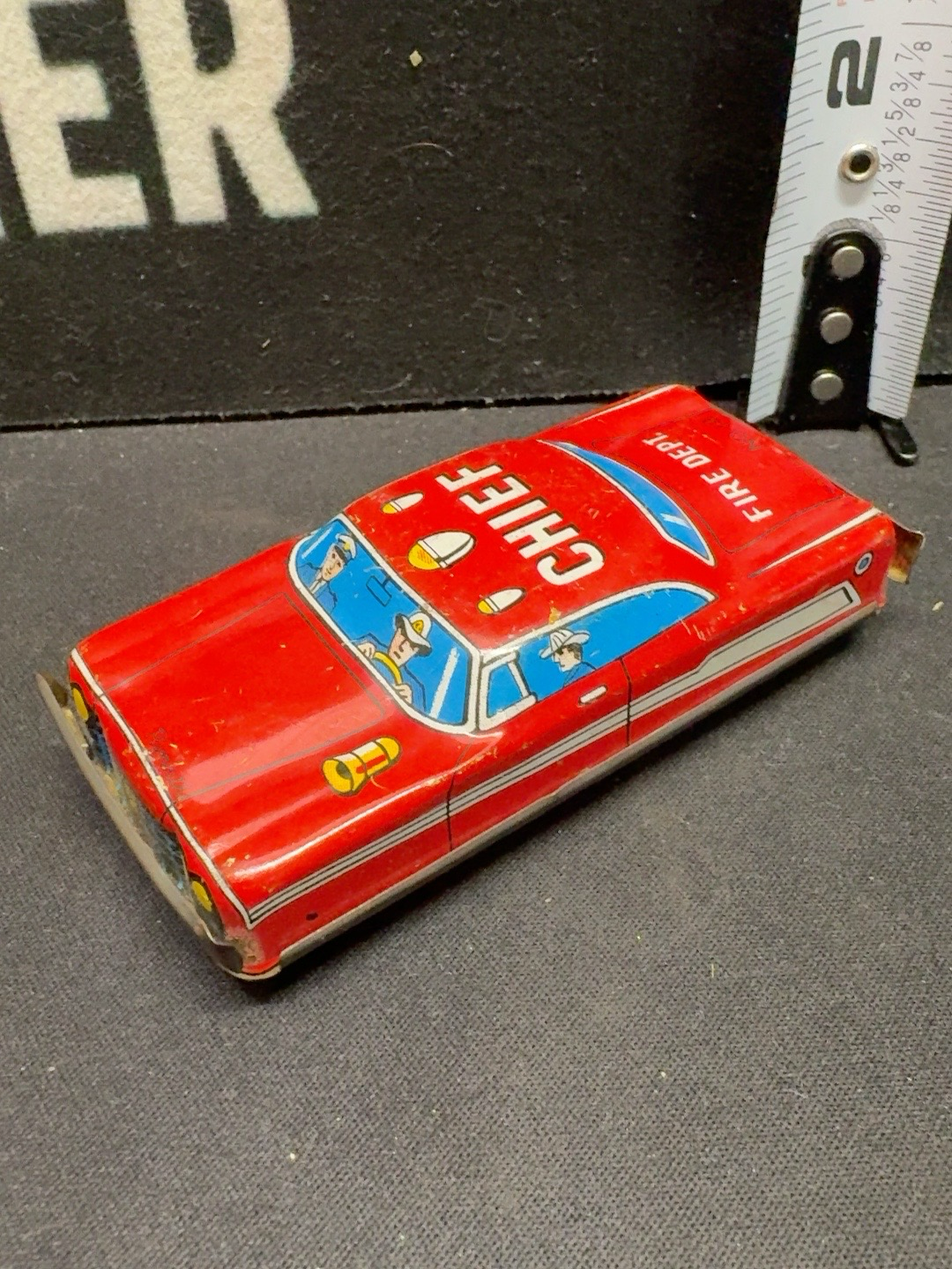 LOT 2026-532 — Ancienne voiture de chef des pompiers en tôle lithographiée, modèle no 19… — photo 2