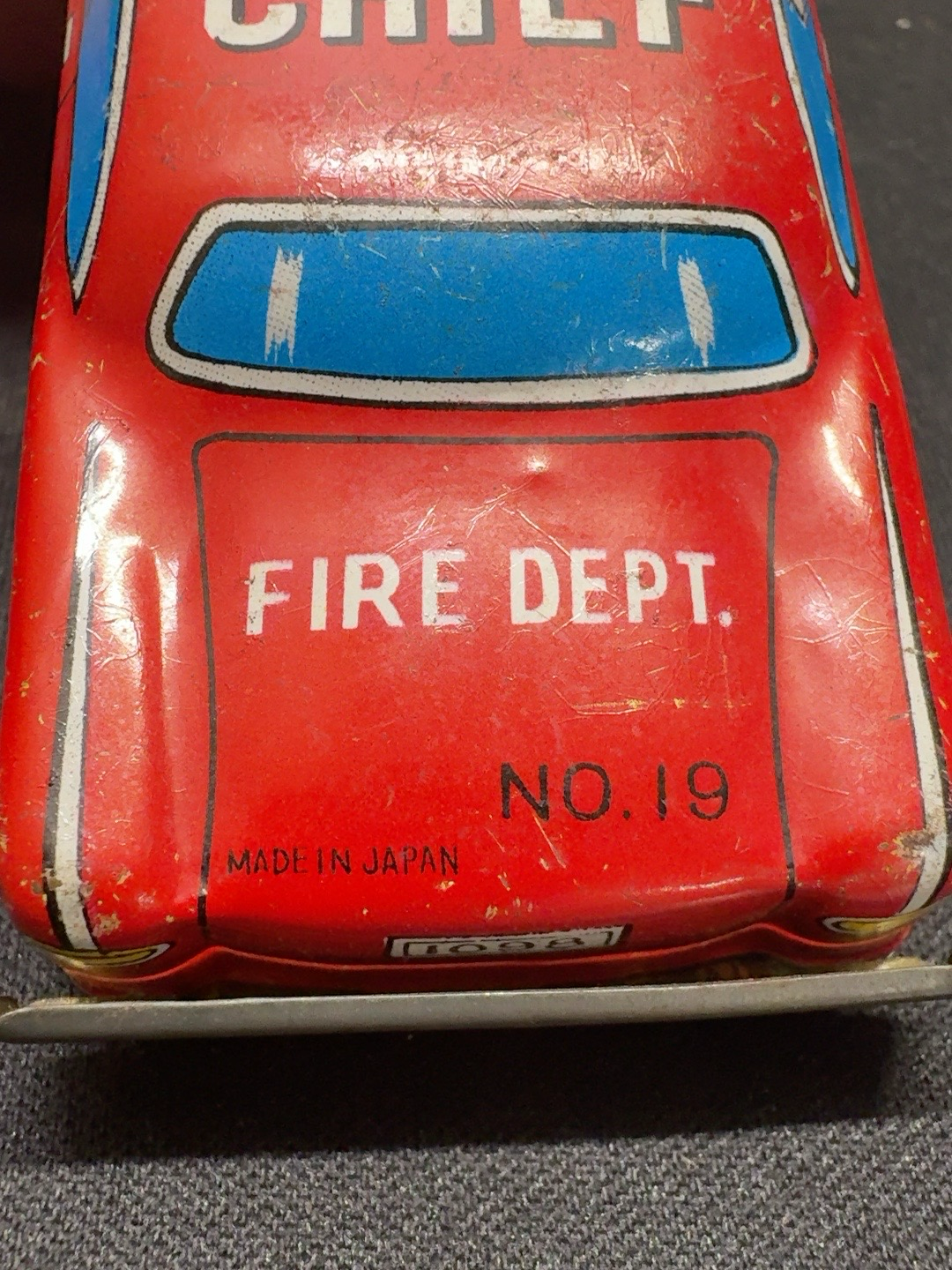 LOT 2026-532 — Ancienne voiture de chef des pompiers en tôle lithographiée, modèle no 19… — photo 5
