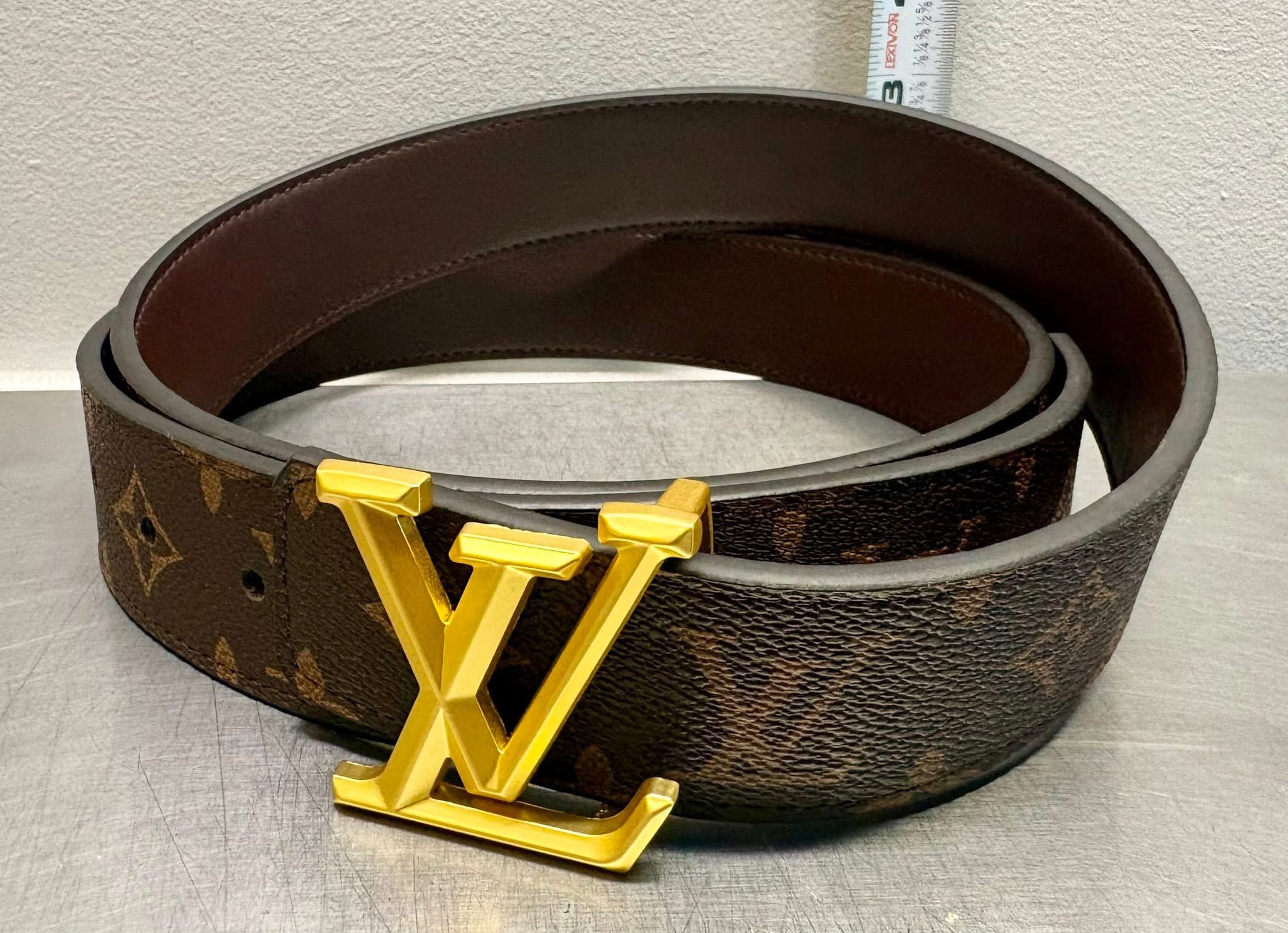 LOT 2026-533 — Ceinture réversible de style Louis Vuitton avec boucle dorée « LV » — photo 1