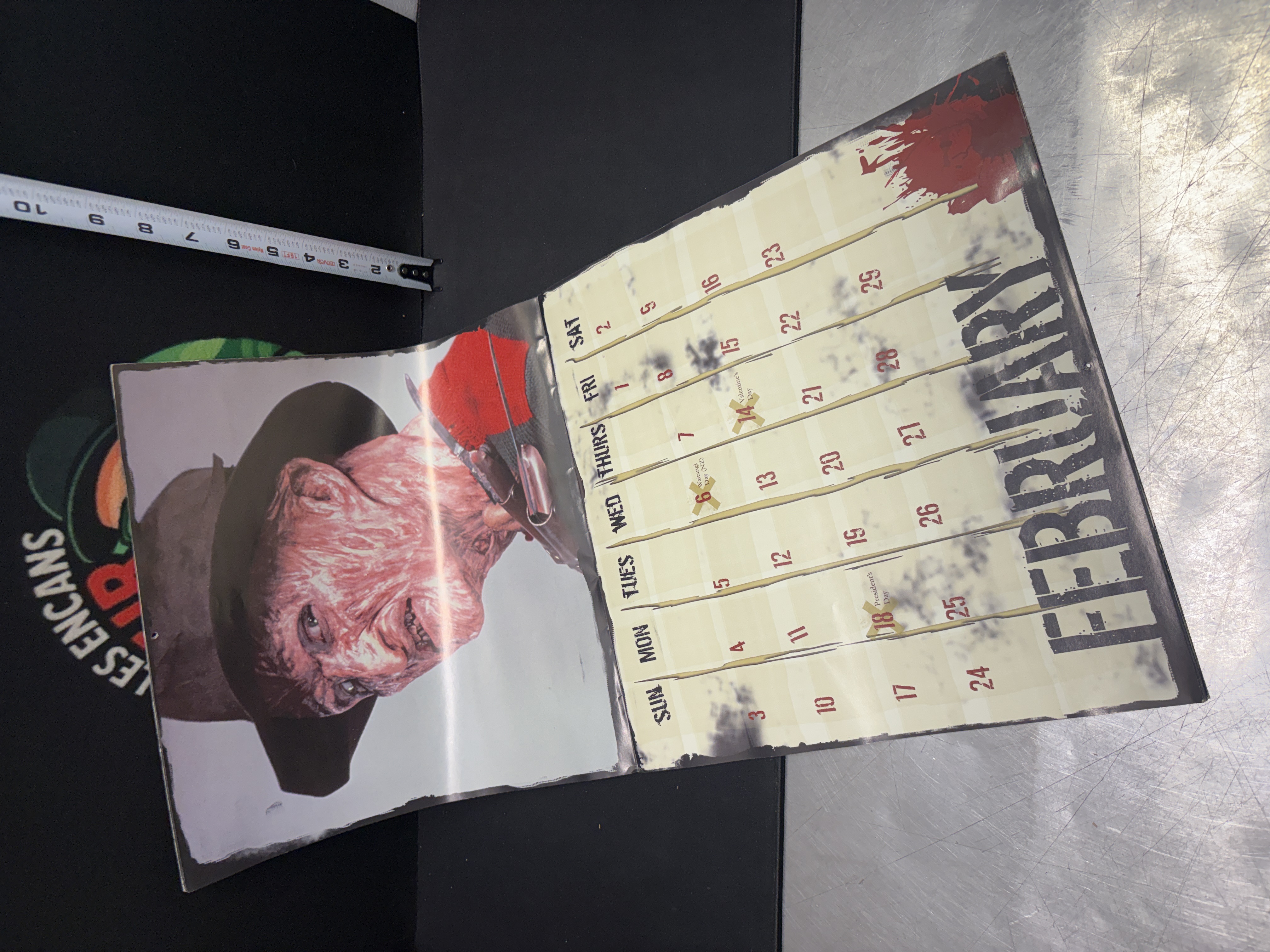 LOT 2026-537 — Calendrier mural « A Nightmare on Elm Street » de 2007, mettant en vedette… — photo 4