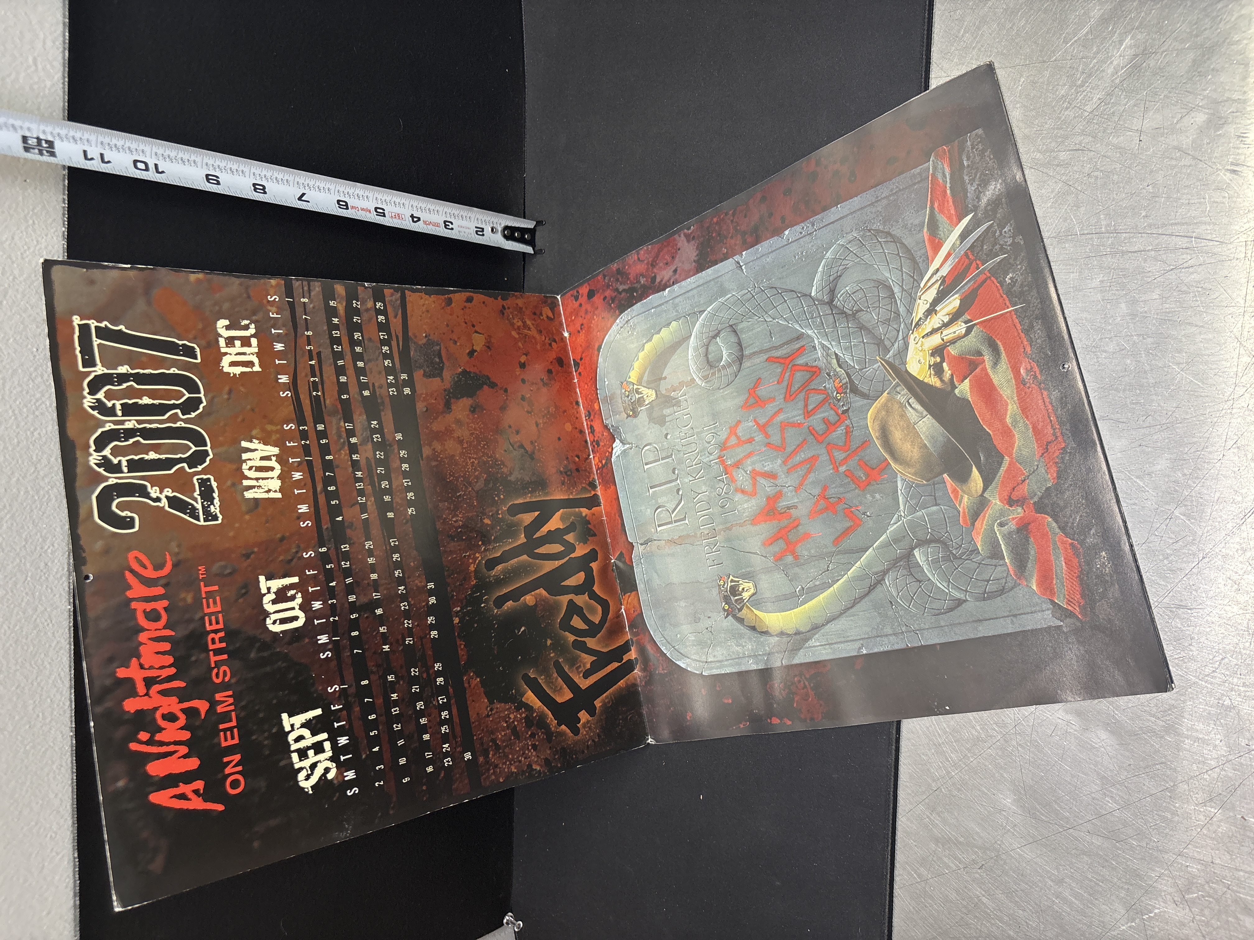 LOT 2026-537 — Calendrier mural « A Nightmare on Elm Street » de 2007, mettant en vedette… — photo 3