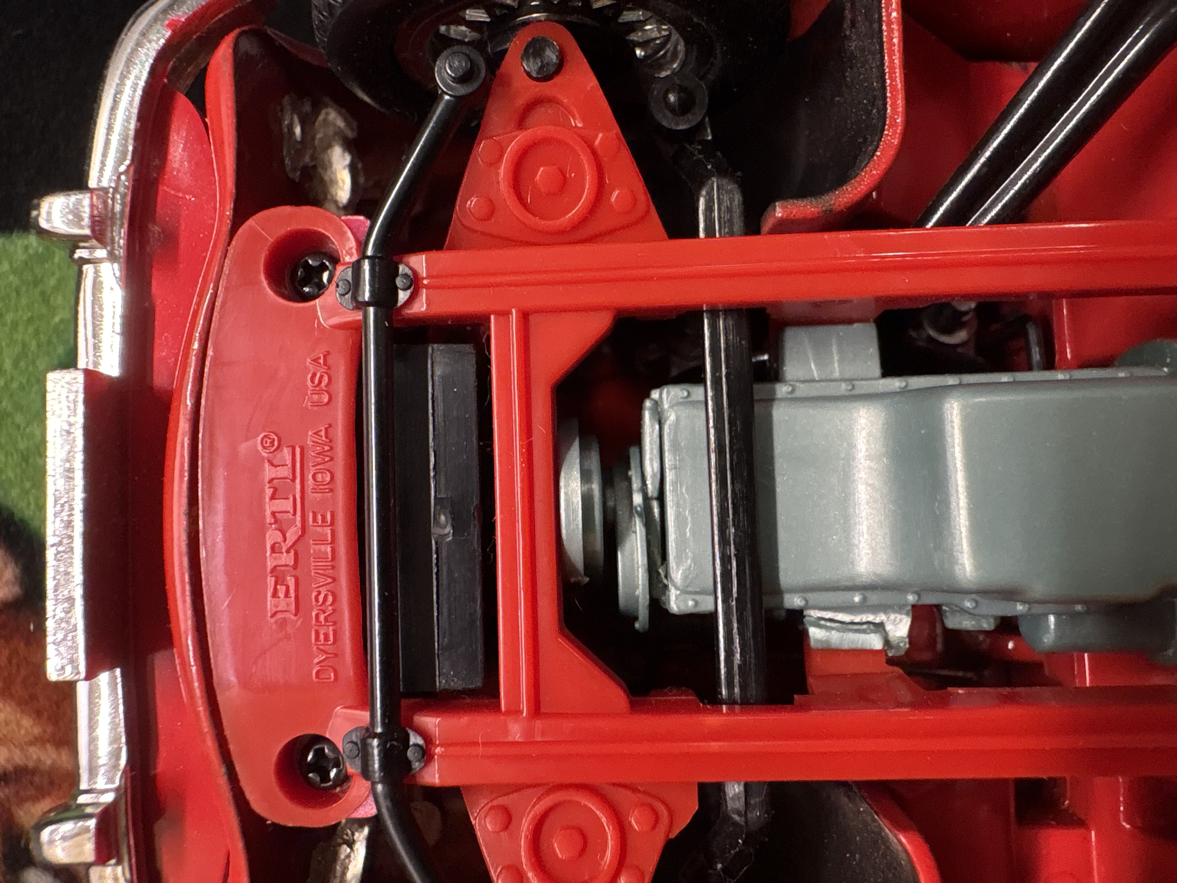 LOT 2026-539 — Beau modèle réduit ERTL d’une Austin Healey 1961, à l’échelle 1/18, en rouge… — photo 7