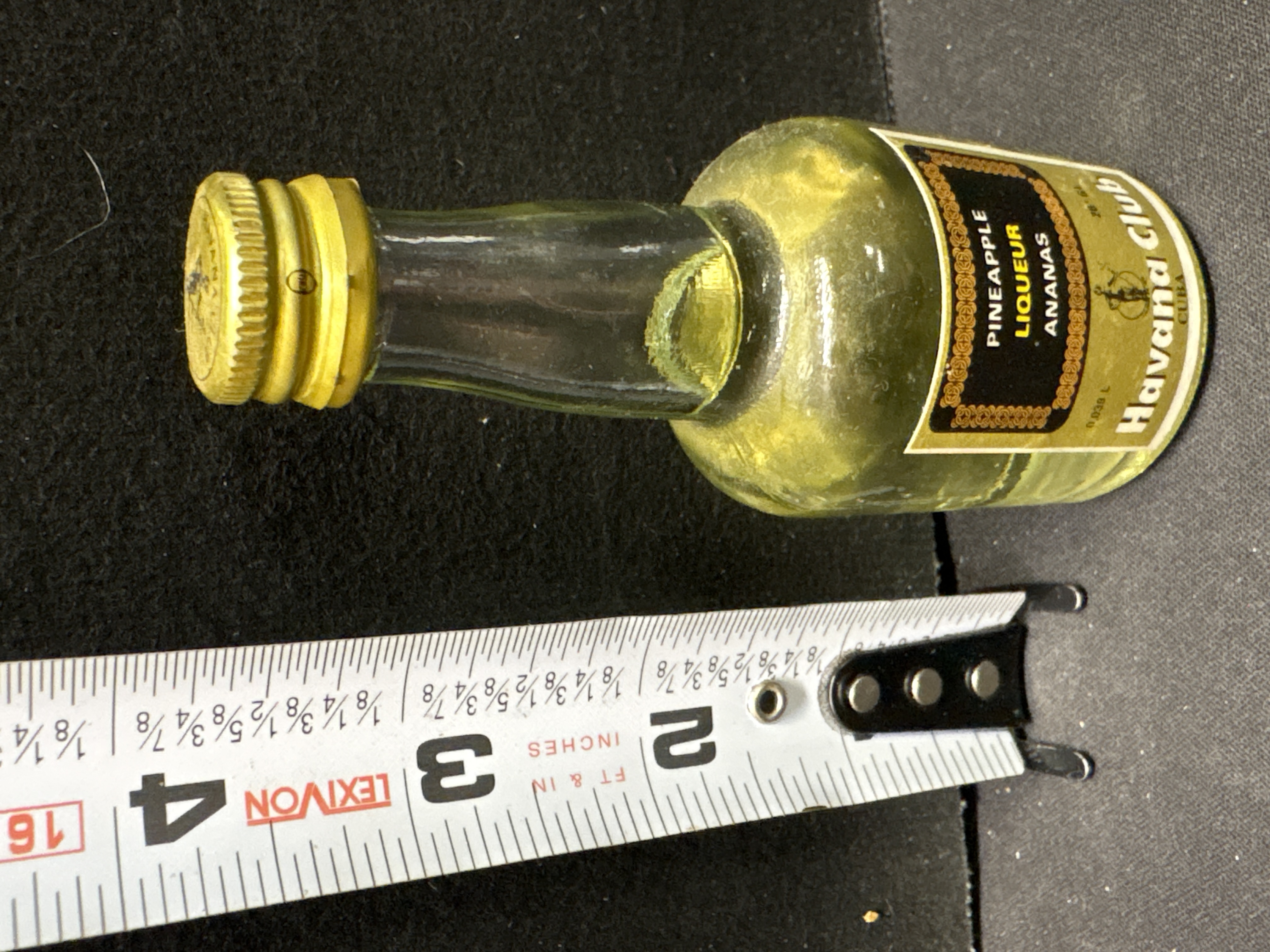 LOT 2026-540 — Petite bouteille miniature de liqueur d’ananas Havana Club, Cuba, d’une… — photo 1
