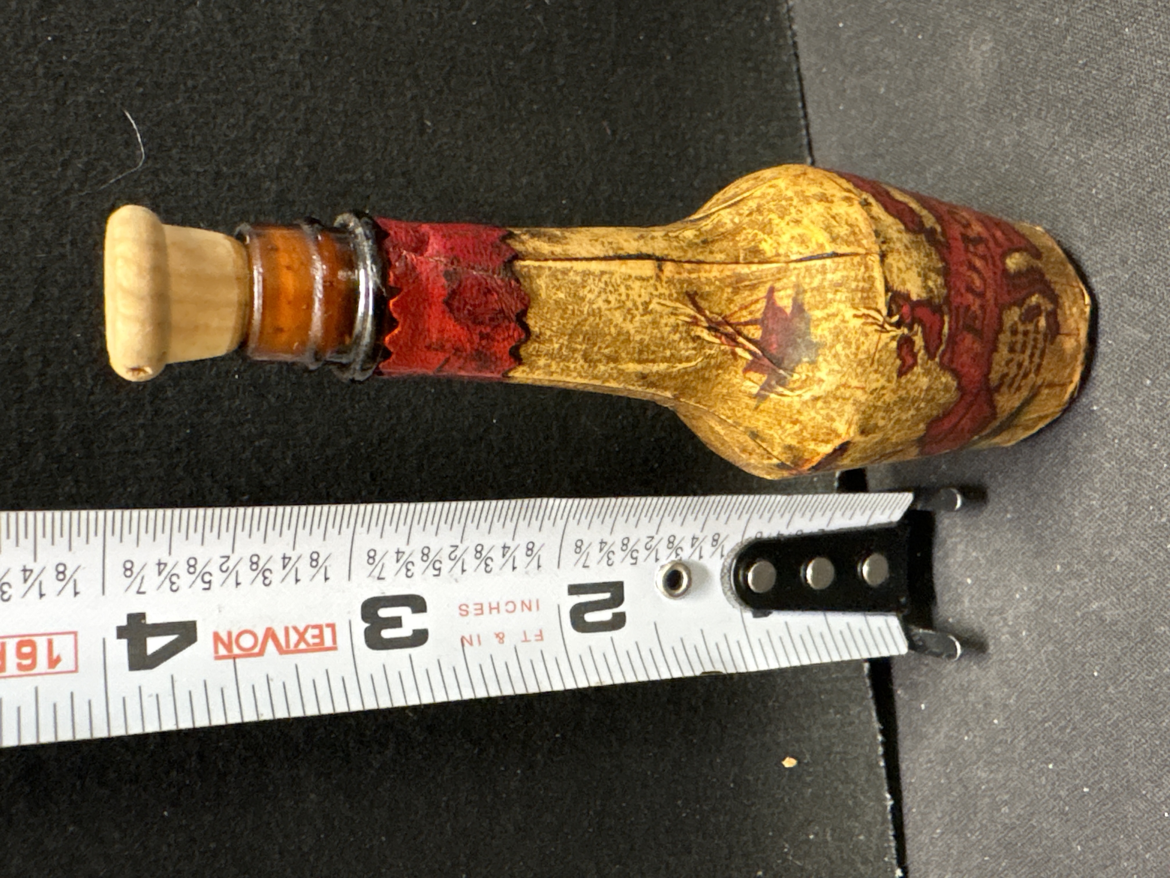 LOT 2026-541 — Petite bouteille décorative de collection, ornée de motifs rouges et dorés au… — photo 1