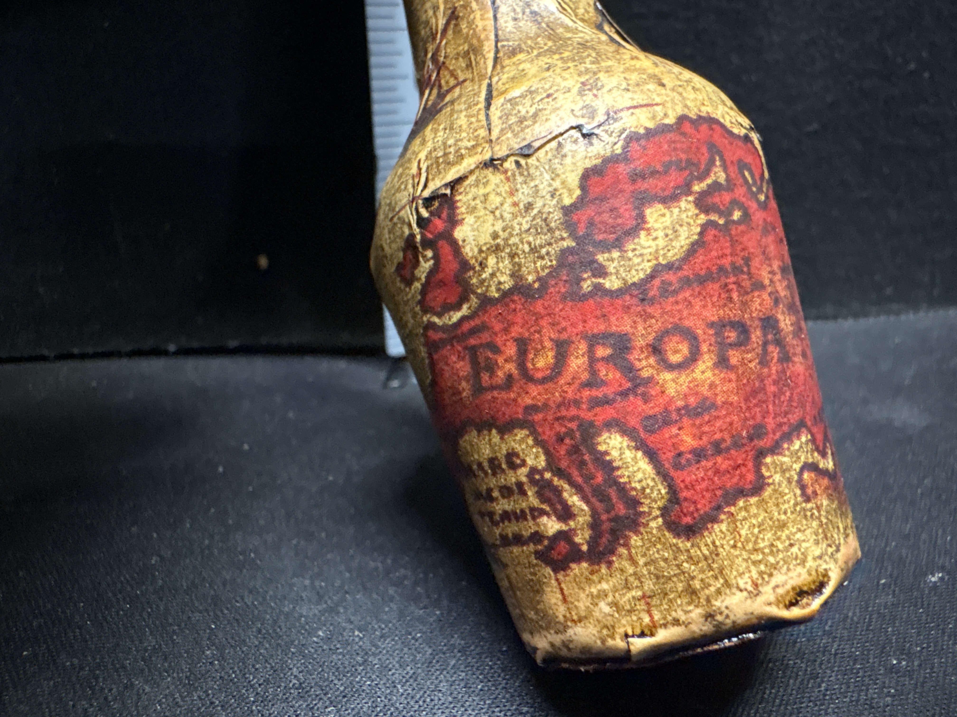 LOT 2026-541 — Petite bouteille décorative de collection, ornée de motifs rouges et dorés au… — photo 2