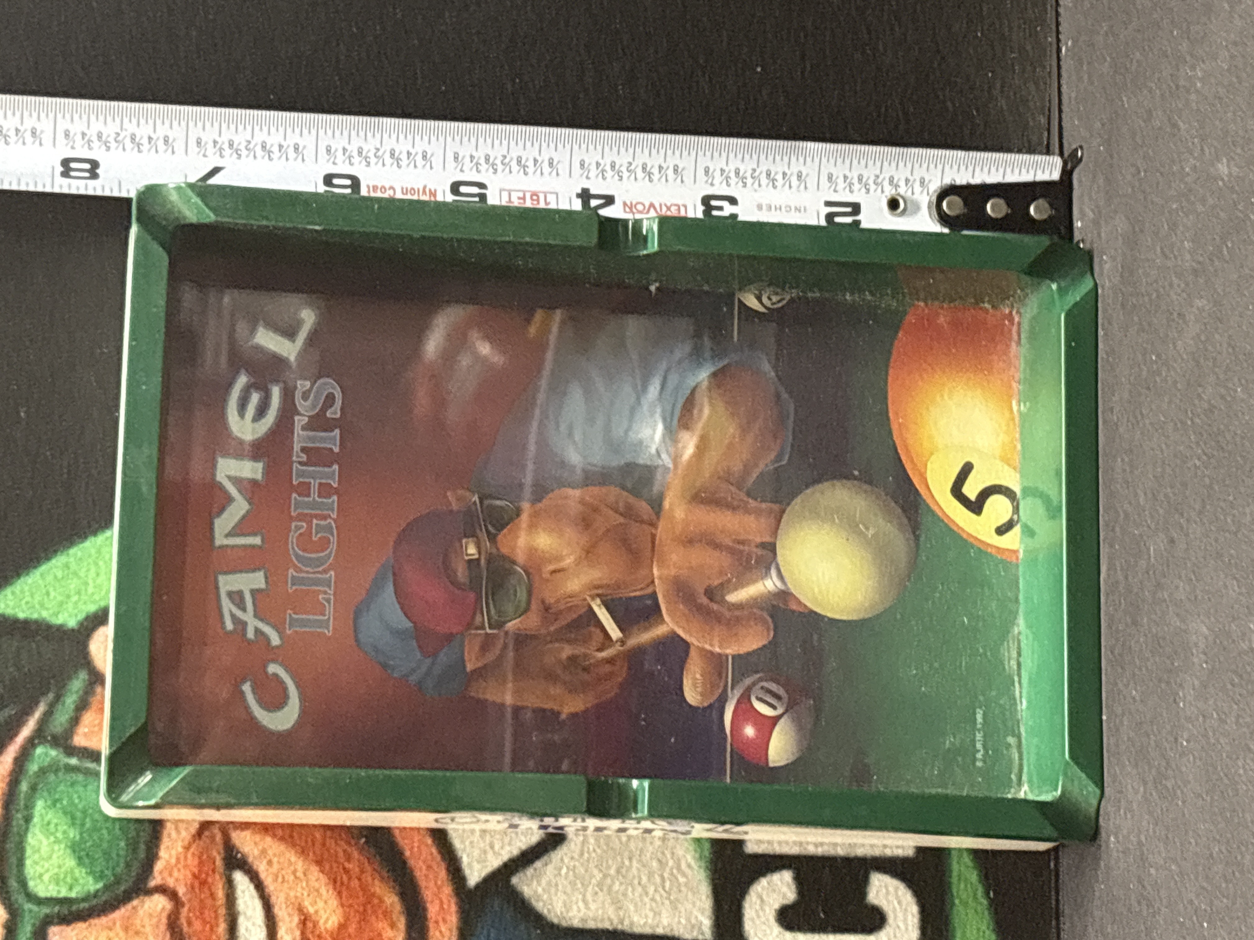 LOT 2026-548 — Cendrier publicitaire Camel Lights au décor coloré et original, avec… — photo 2