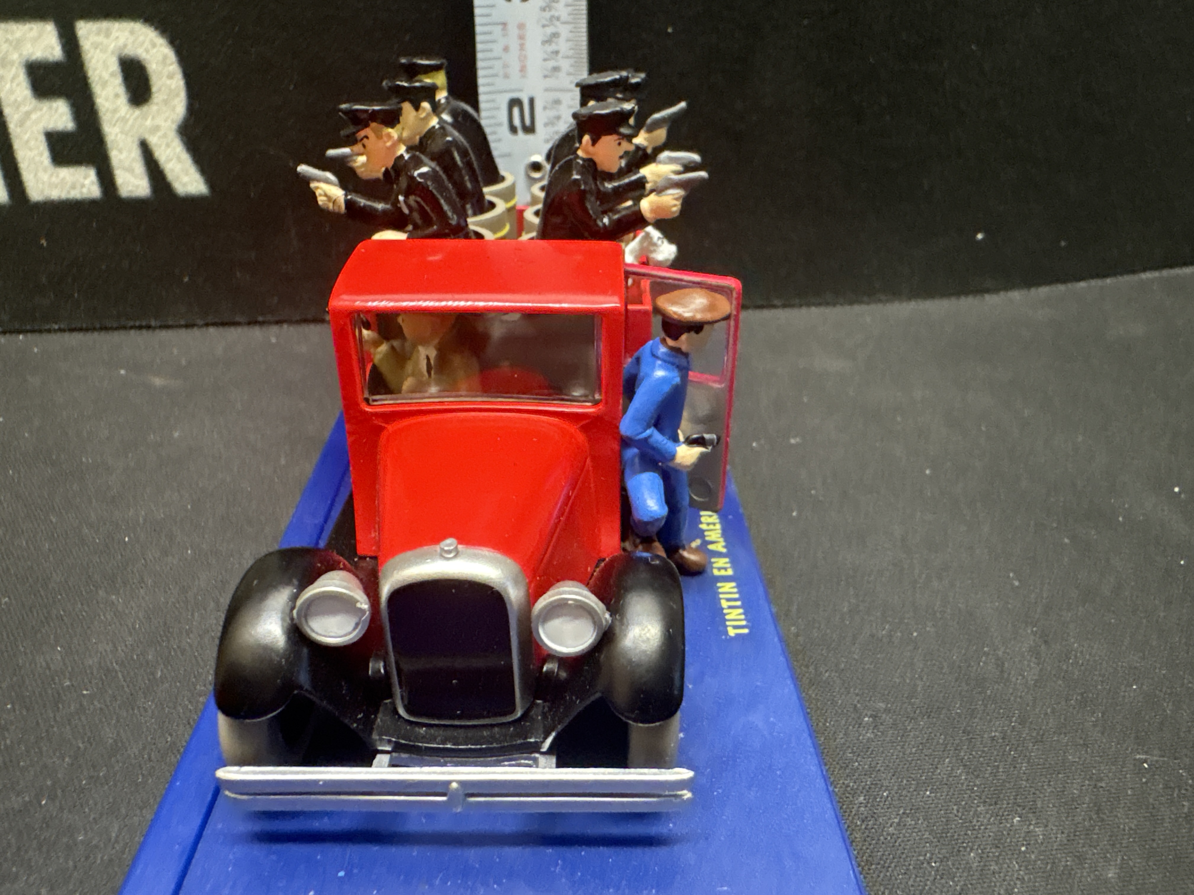 LOT 2026-549 — Diorama de collection Tintin en Amérique représentant un camion rouge… — photo 3