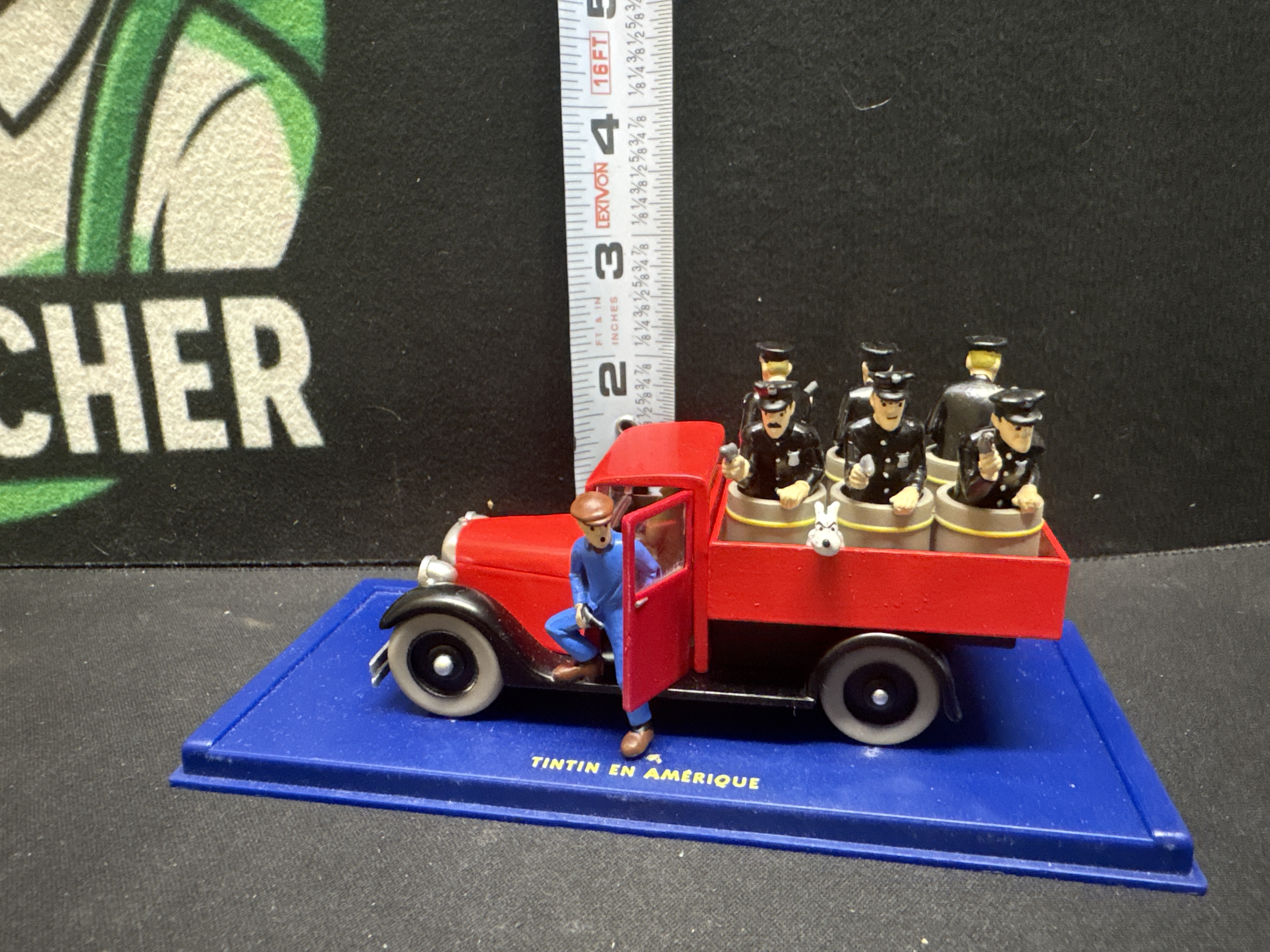 LOT 2026-549 — Diorama de collection Tintin en Amérique représentant un camion rouge… — photo 1