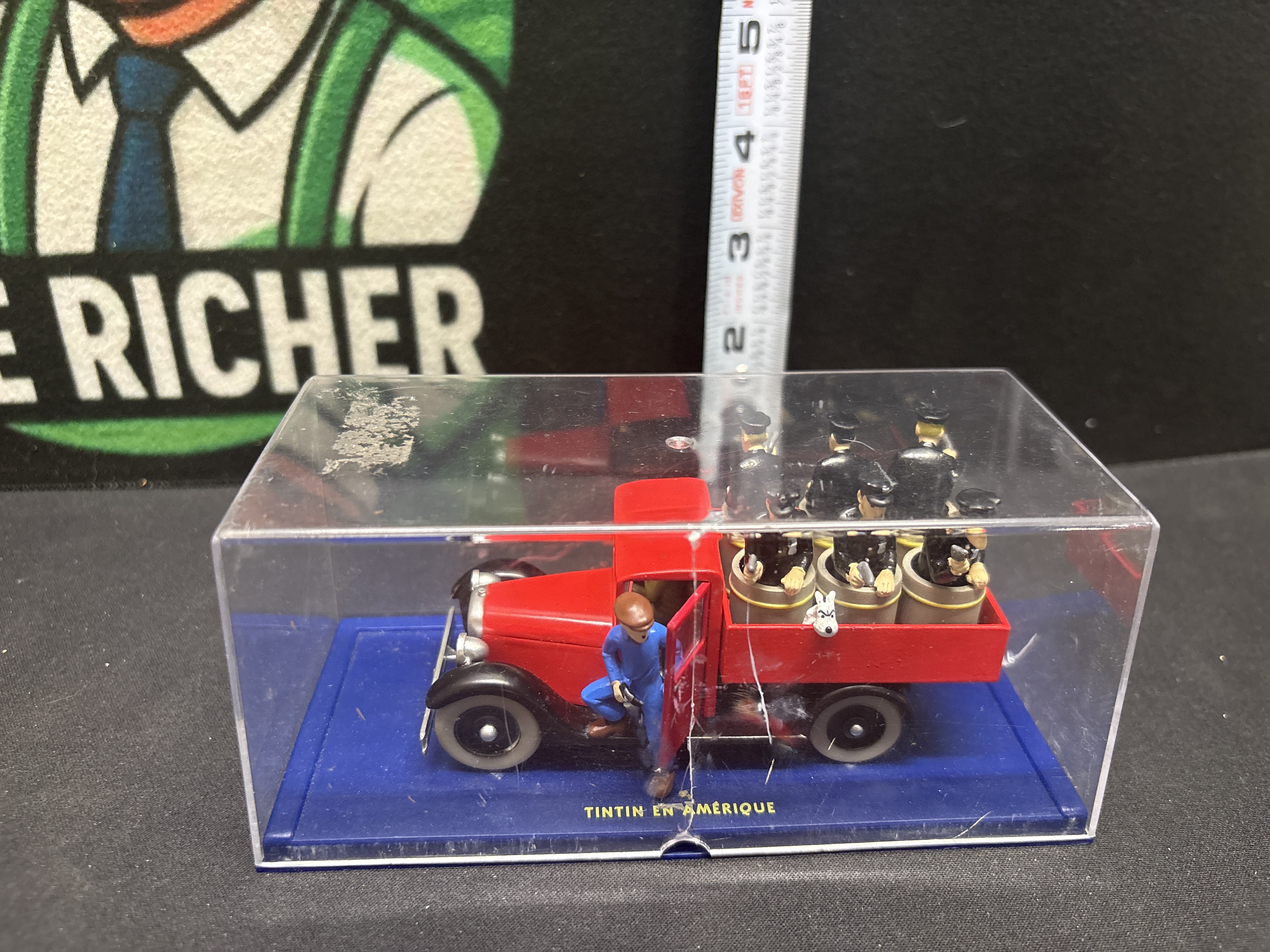LOT 2026-549 — Diorama de collection Tintin en Amérique représentant un camion rouge… — photo 4