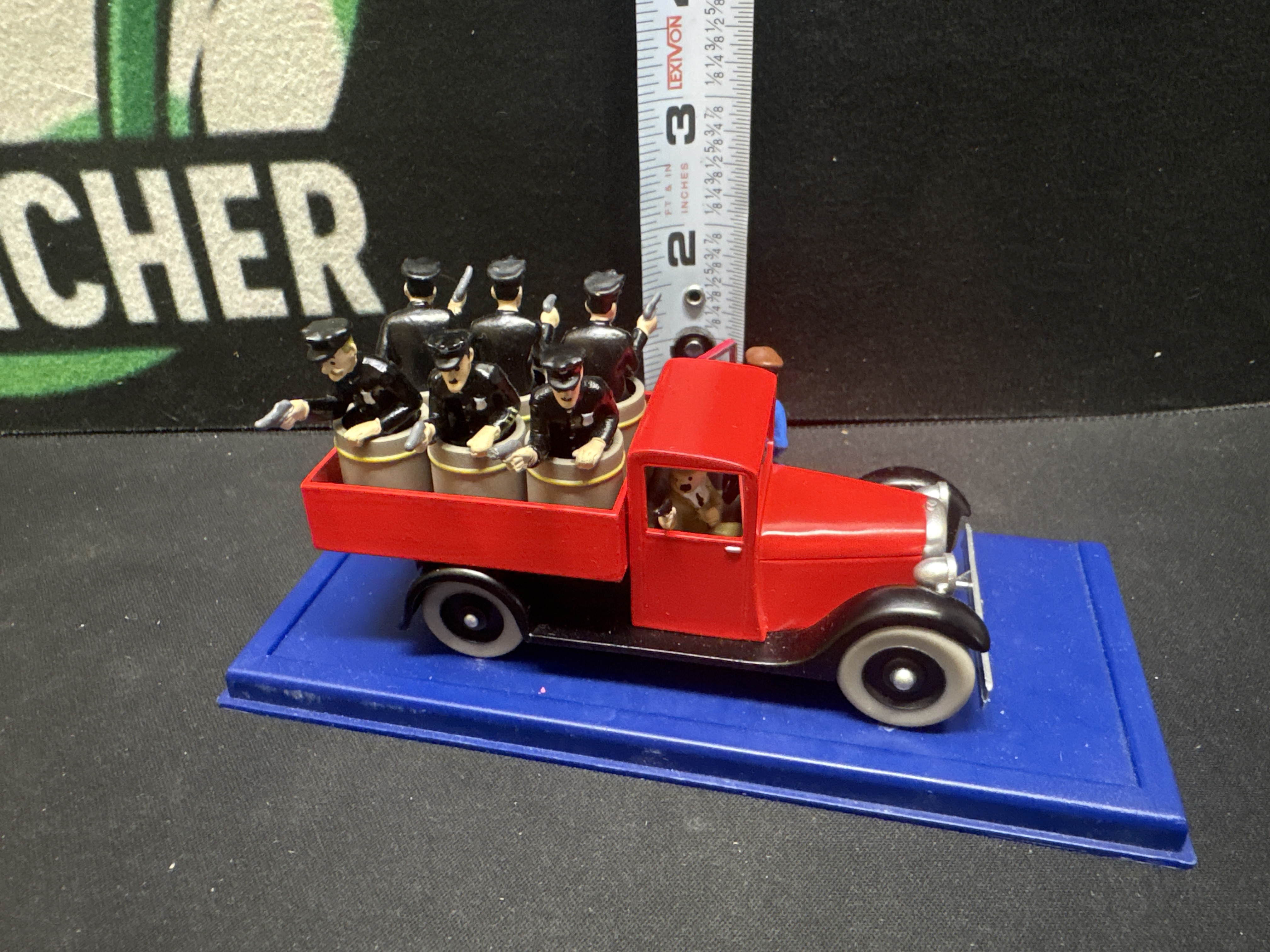 LOT 2026-549 — Diorama de collection Tintin en Amérique représentant un camion rouge… — photo 2