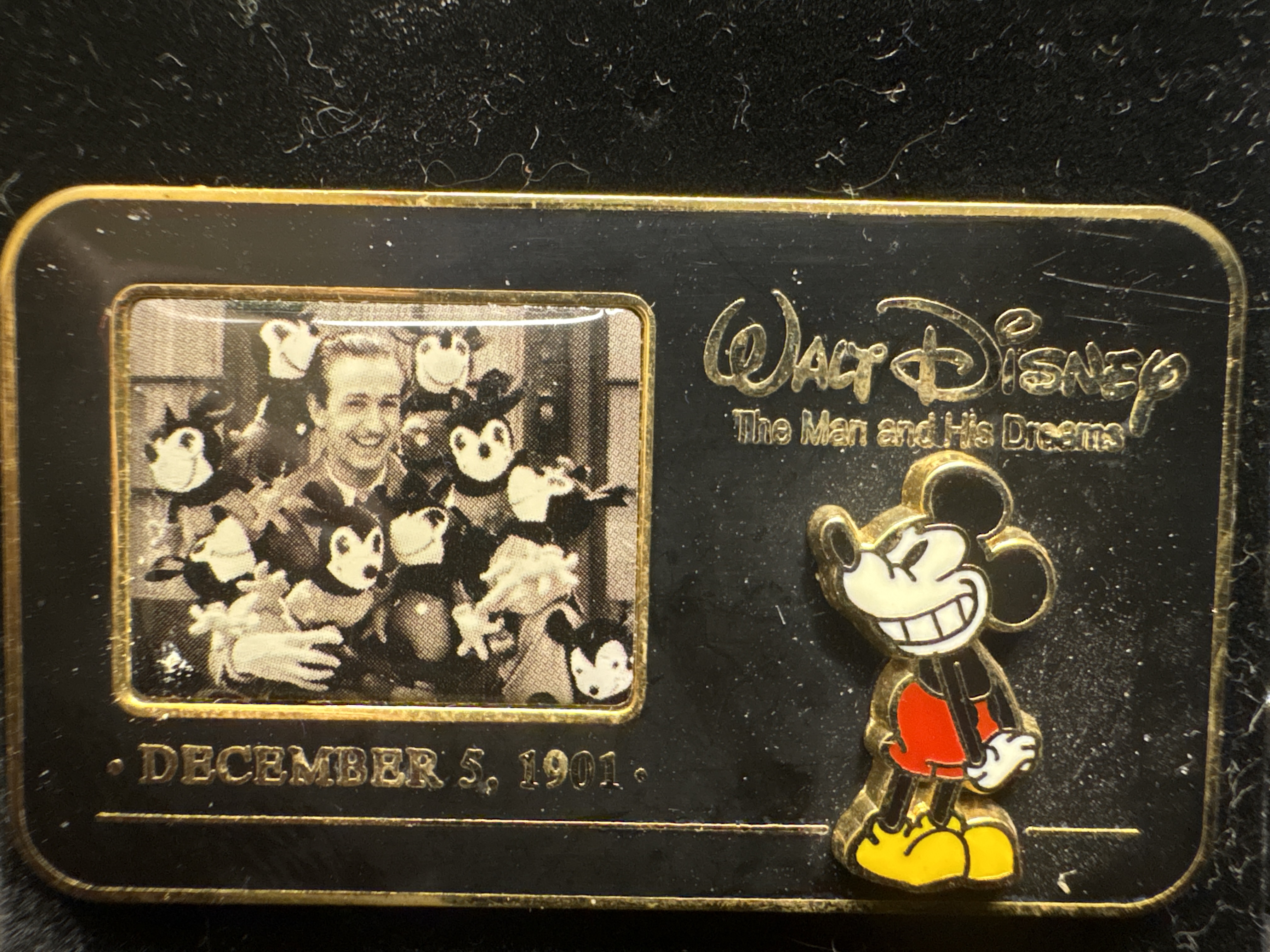 LOT 2026-552 — Épinglette Disney officielle « Walt Disney – The Man and His Dreams »… — photo 2
