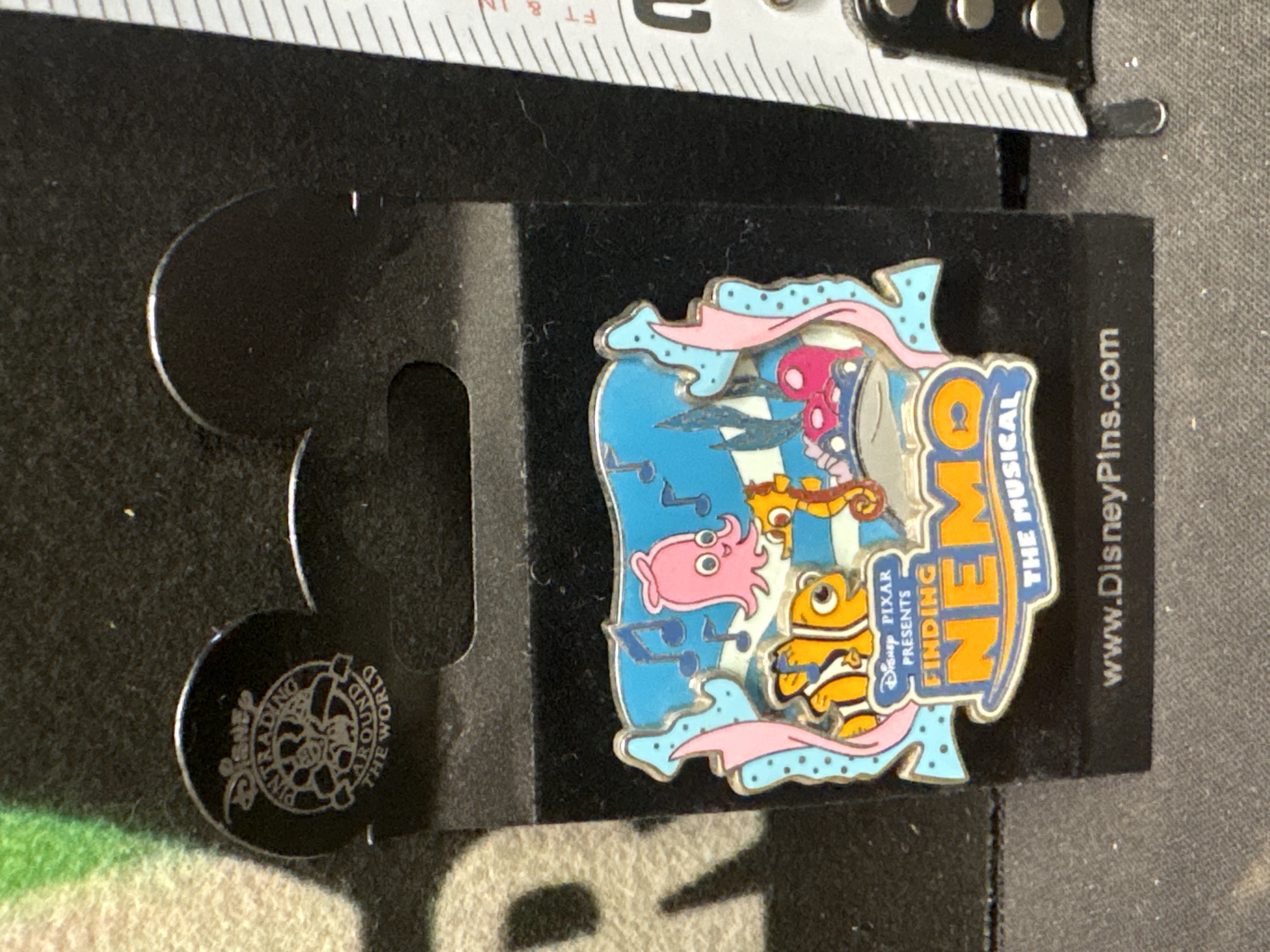 LOT 2026-554 — Épinglette décorative Disney Pixar « Finding Nemo – The Musical », présentée… — photo 1