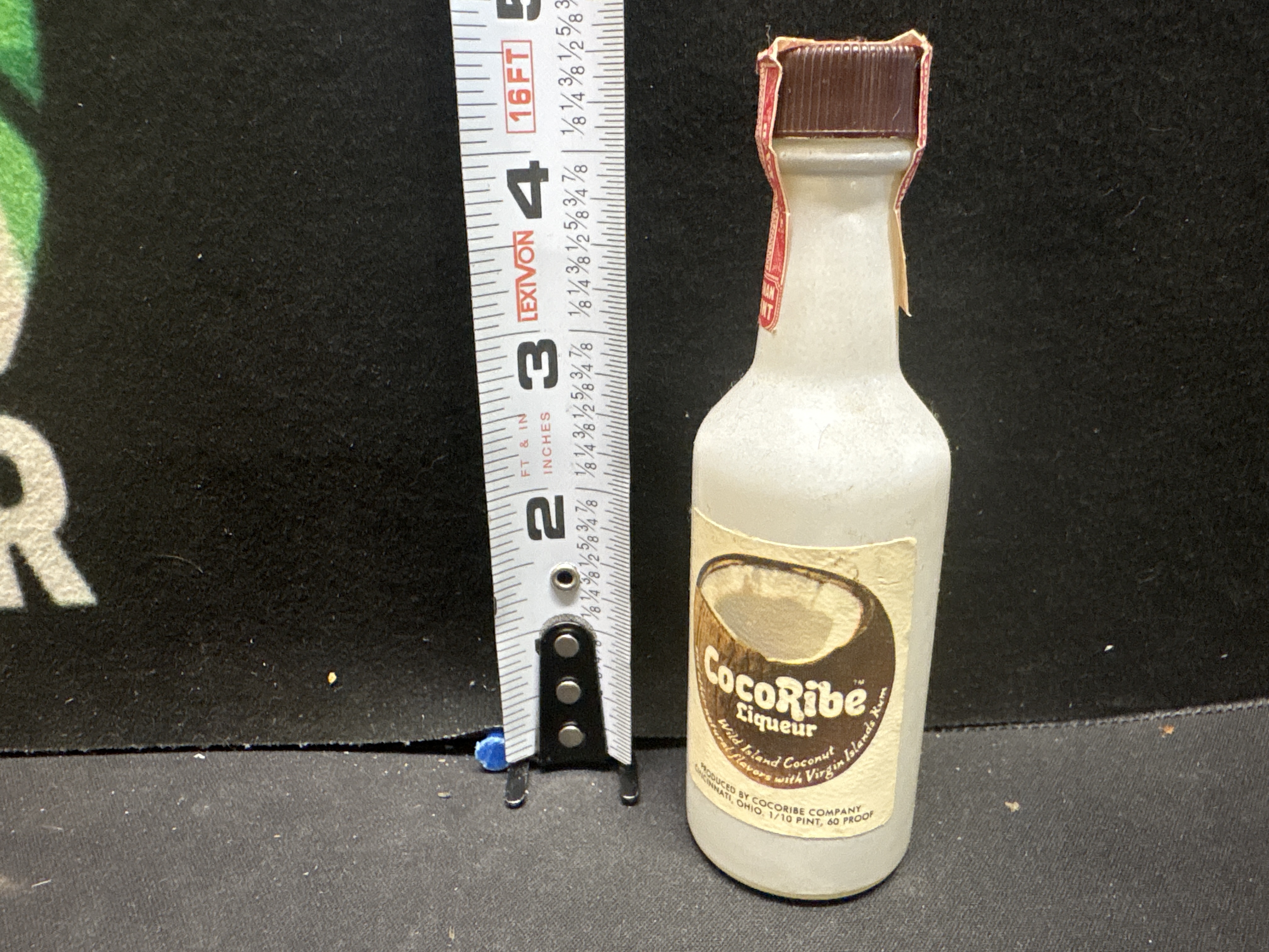 LOT 2026-556 — Petite bouteille de liqueur Cocoribe, format indiqué de 1/10 de pinte, avec… — photo 1