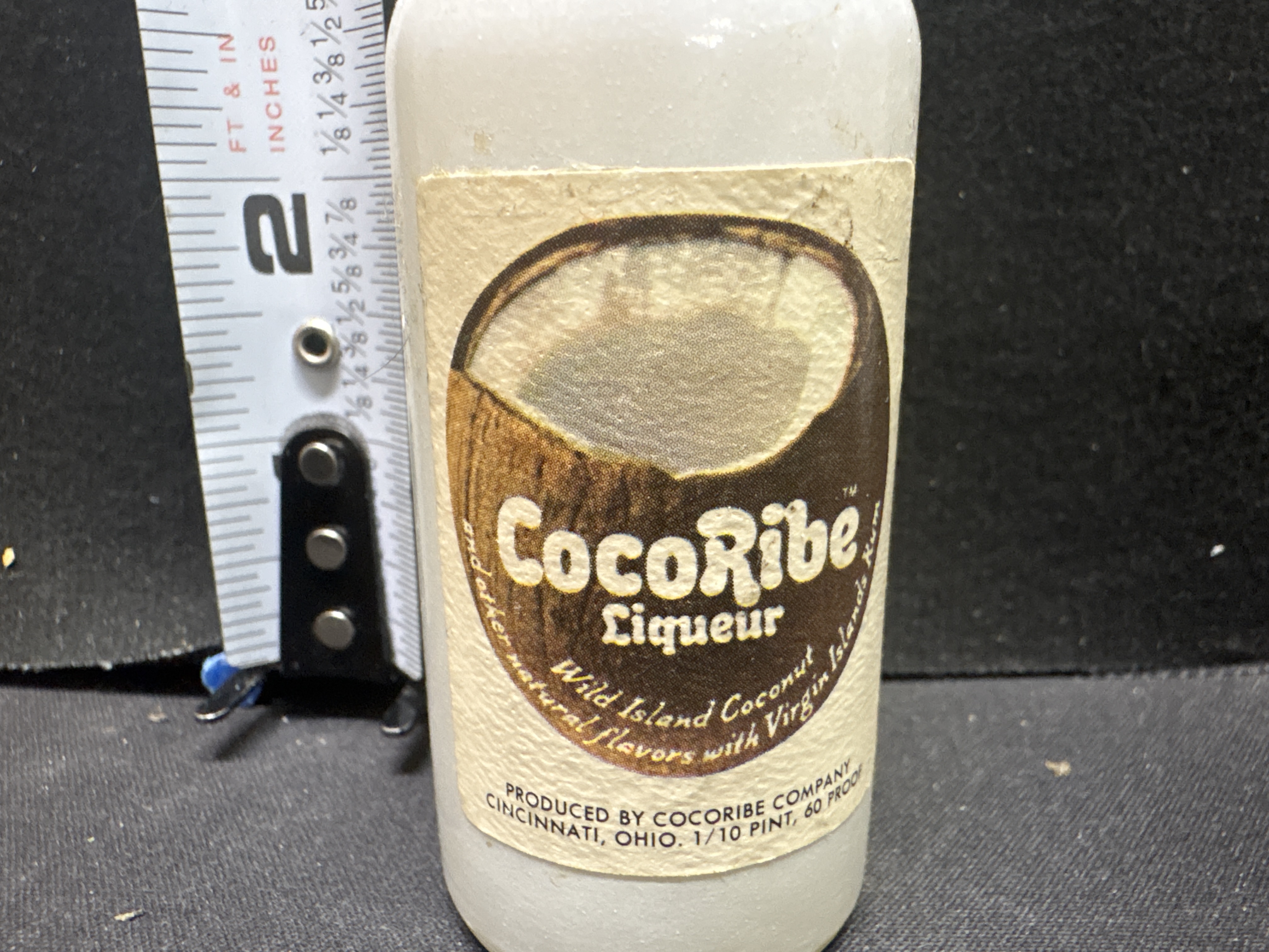 LOT 2026-556 — Petite bouteille de liqueur Cocoribe, format indiqué de 1/10 de pinte, avec… — photo 2