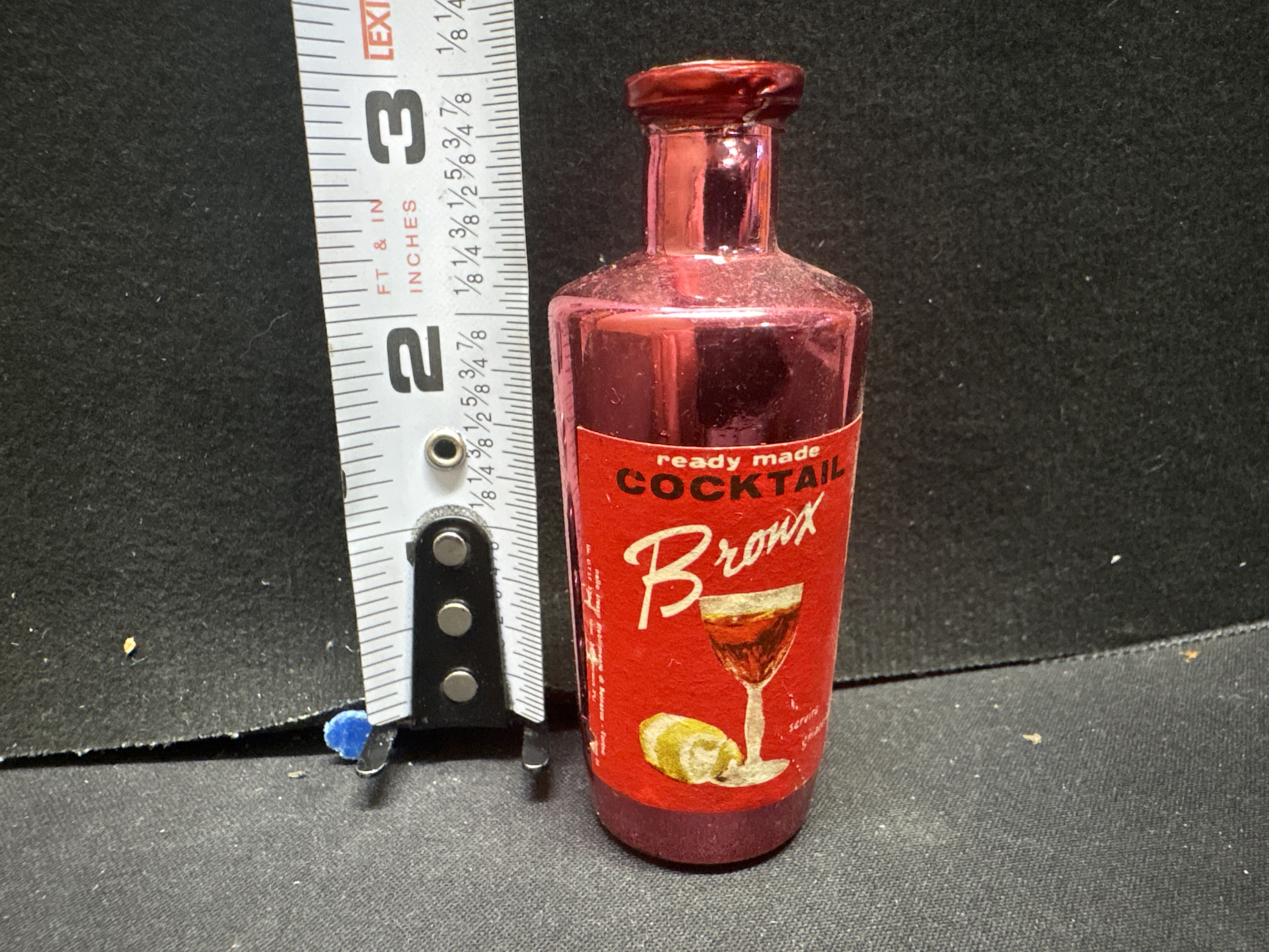 LOT 2026-557 — Petite bouteille en verre de couleur ambrée-rouge portant l’étiquette « ready… — photo 1