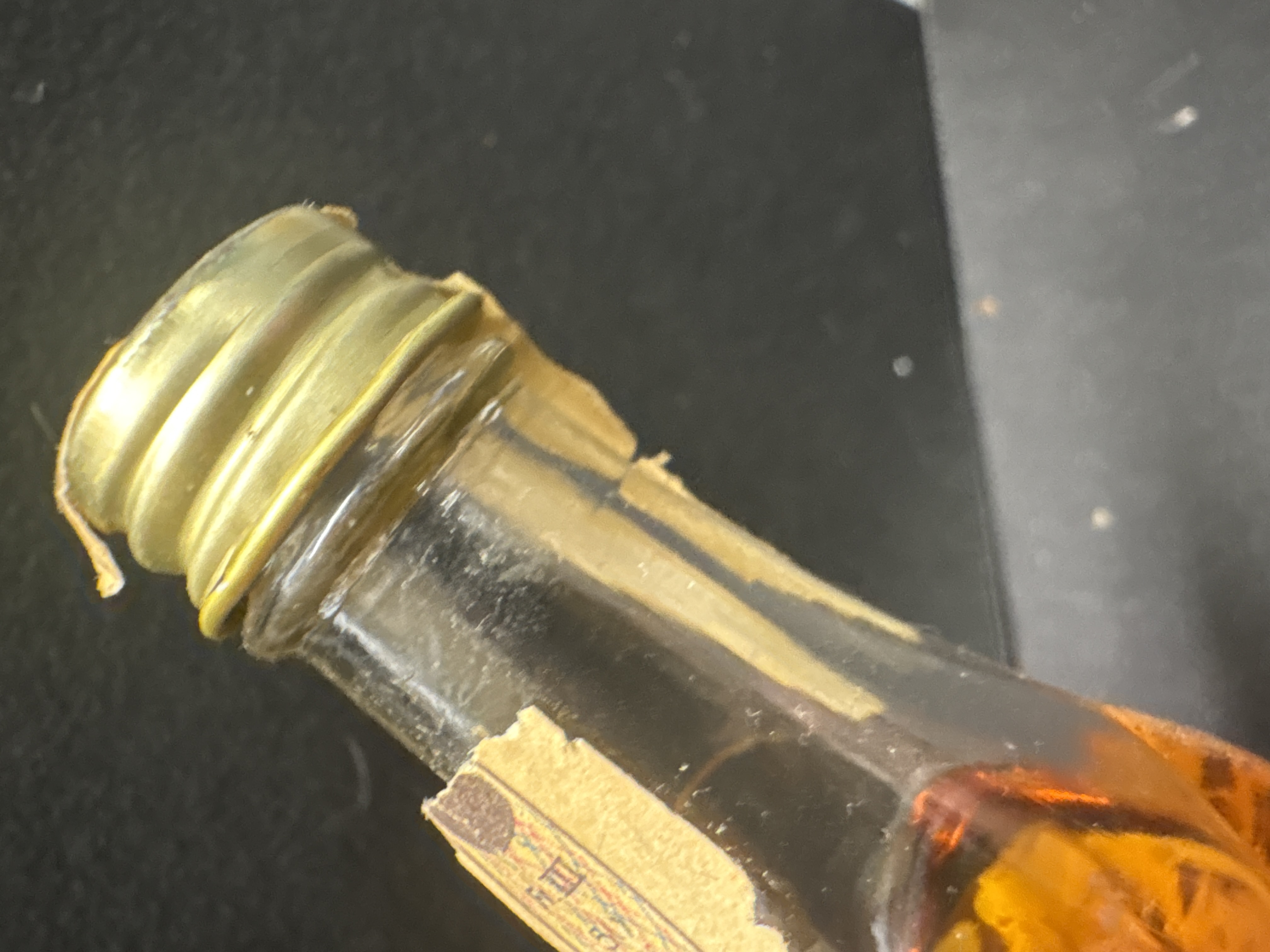 LOT 2026-558 — Petite bouteille en verre au contenu ambré, scellée et jamais ouverte selon… — photo 3