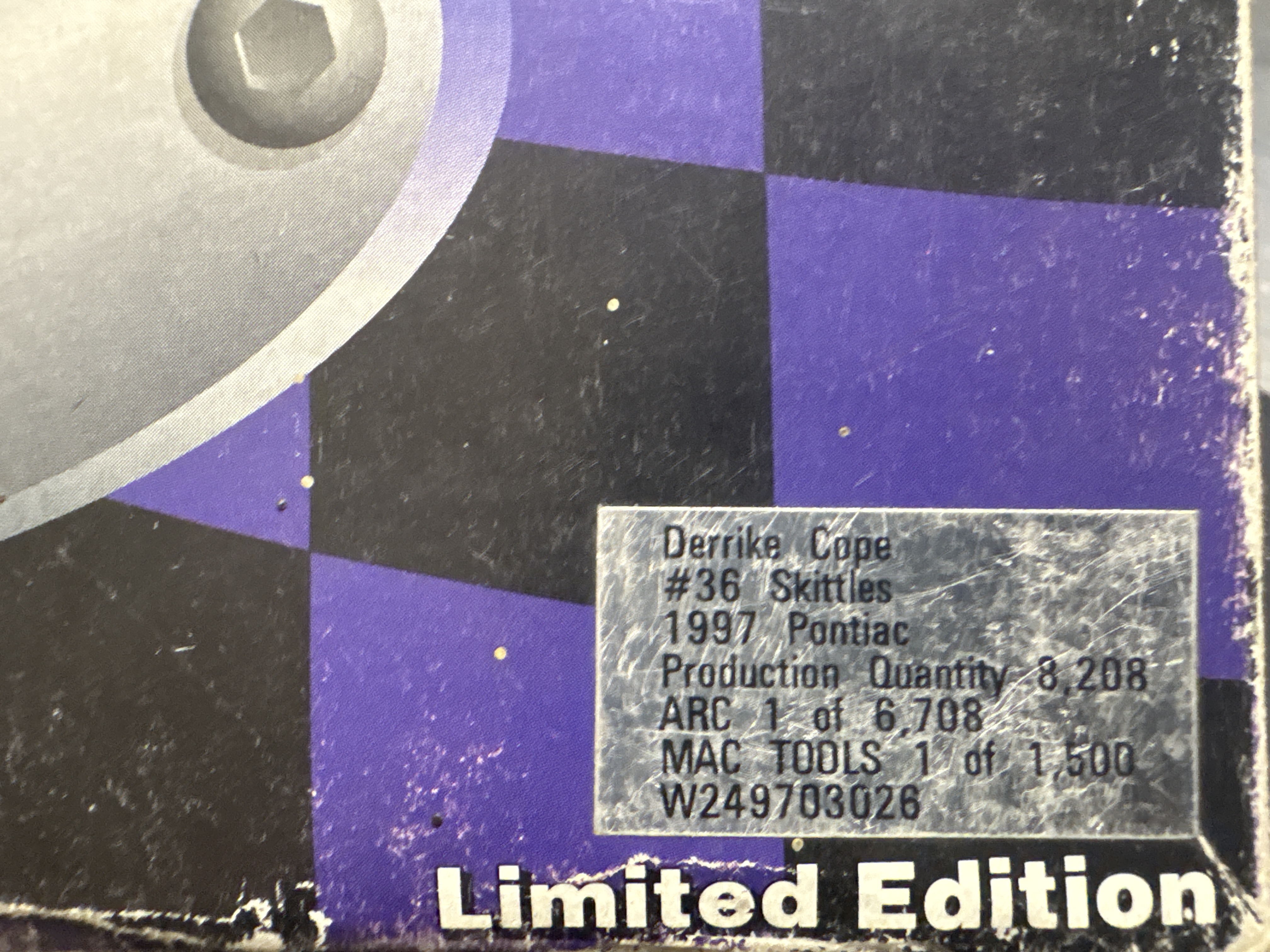 LOT 2026-564 — Modèle réduit de voiture de course **Action Racing Collectables – Platinum… — photo 9