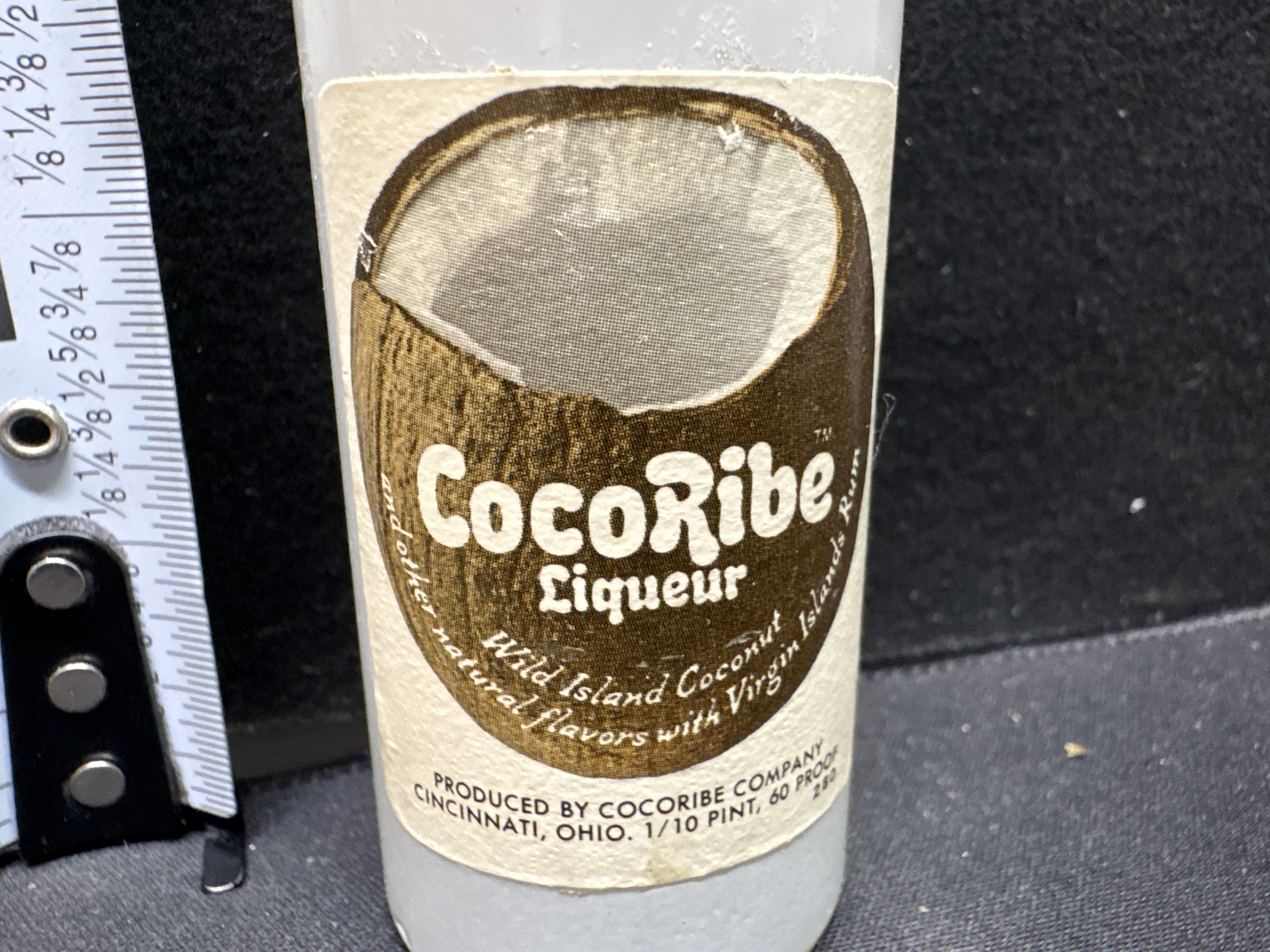 LOT 2026-567 — Petite bouteille de liqueur CocoRibe, en verre, avec bouchon brun et étiquette… — photo 2