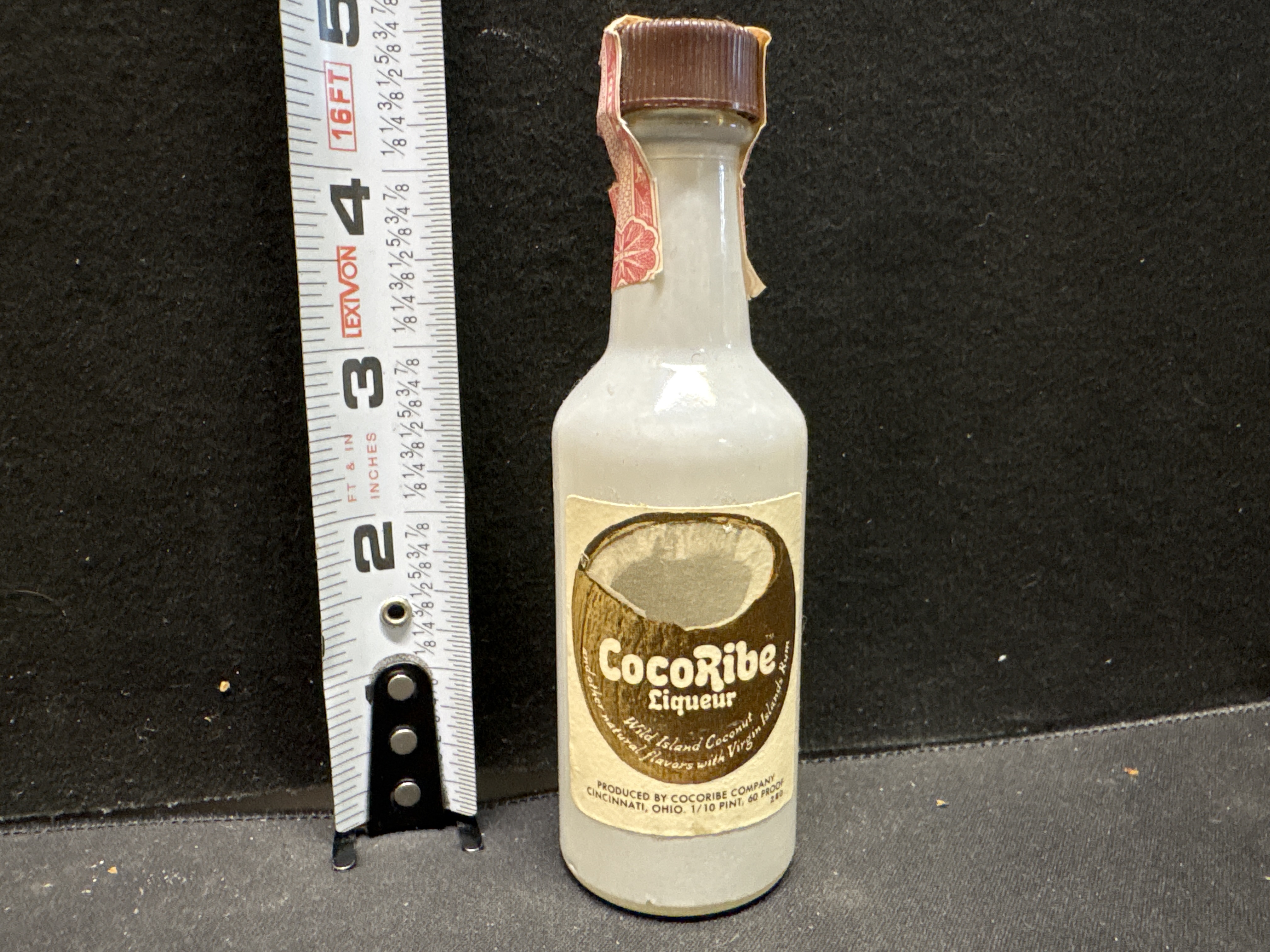 LOT 2026-567 — Petite bouteille de liqueur CocoRibe, en verre, avec bouchon brun et étiquette… — photo 1
