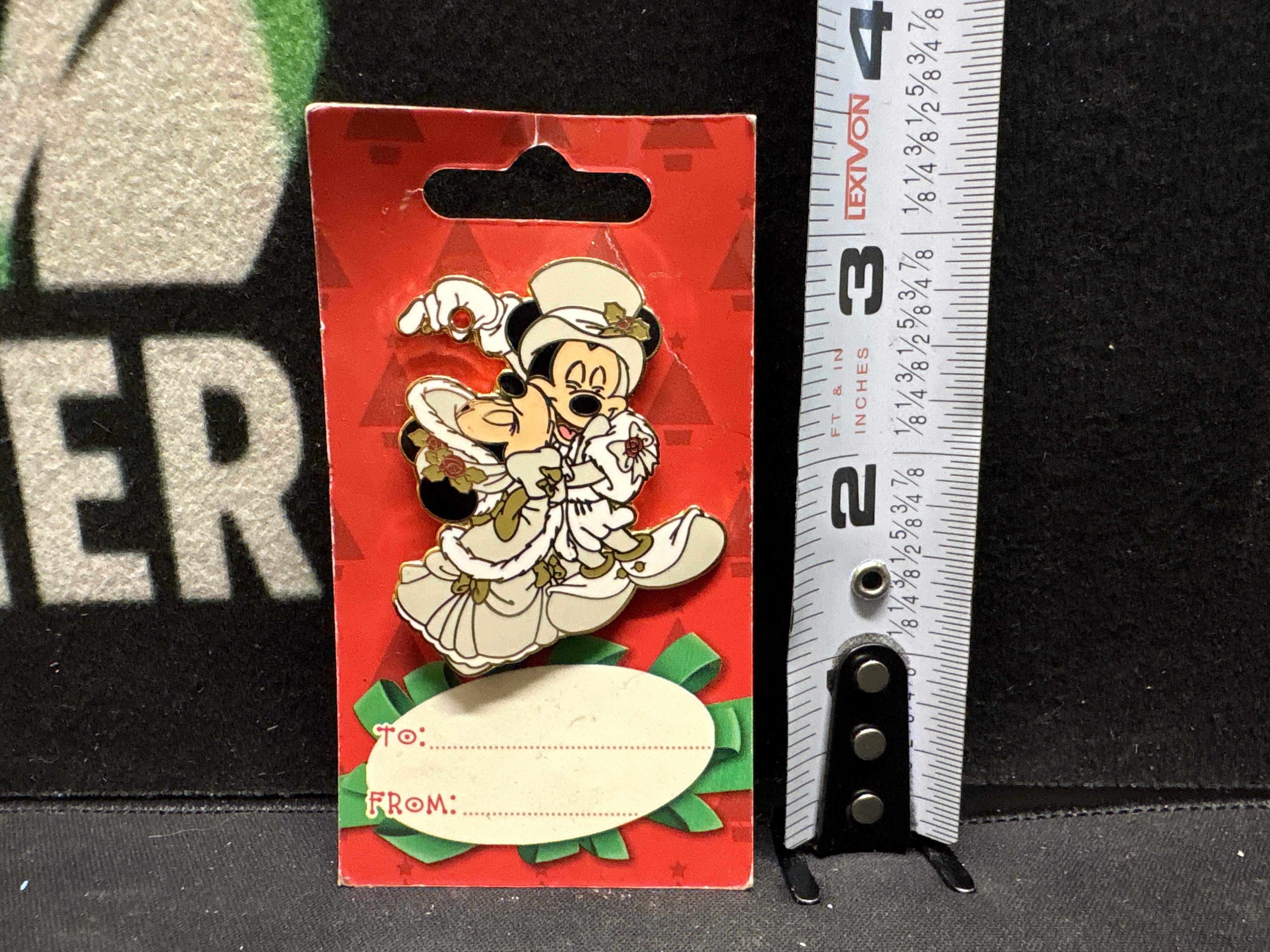 LOT 2026-569 — Un pin Disney représentant Mickey et Minnie dans une scène romantique… — photo 1