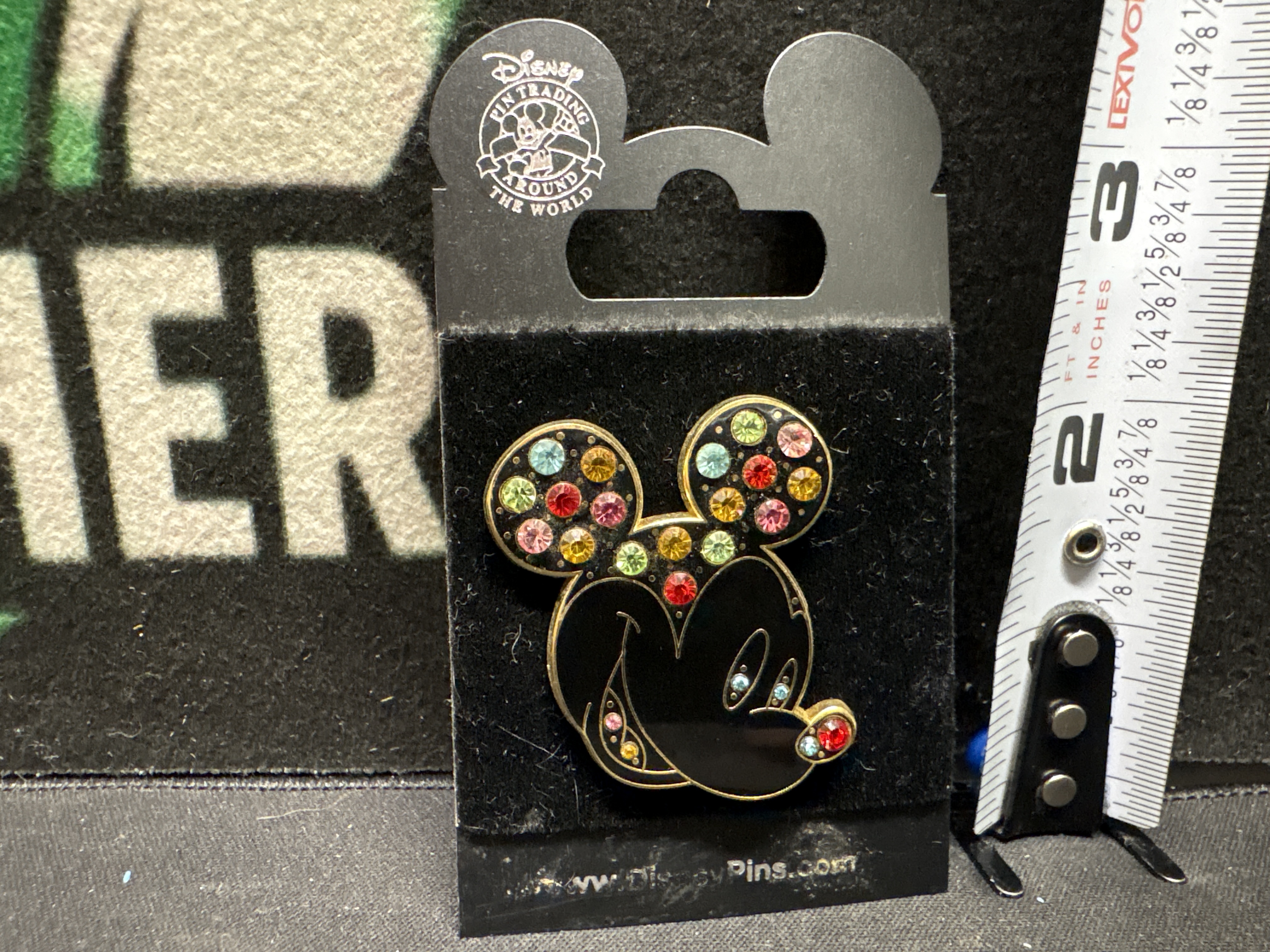 LOT 2026-570 — Broche Disney représentant Mickey Mouse, ornée de plusieurs pierres colorées… — photo 1