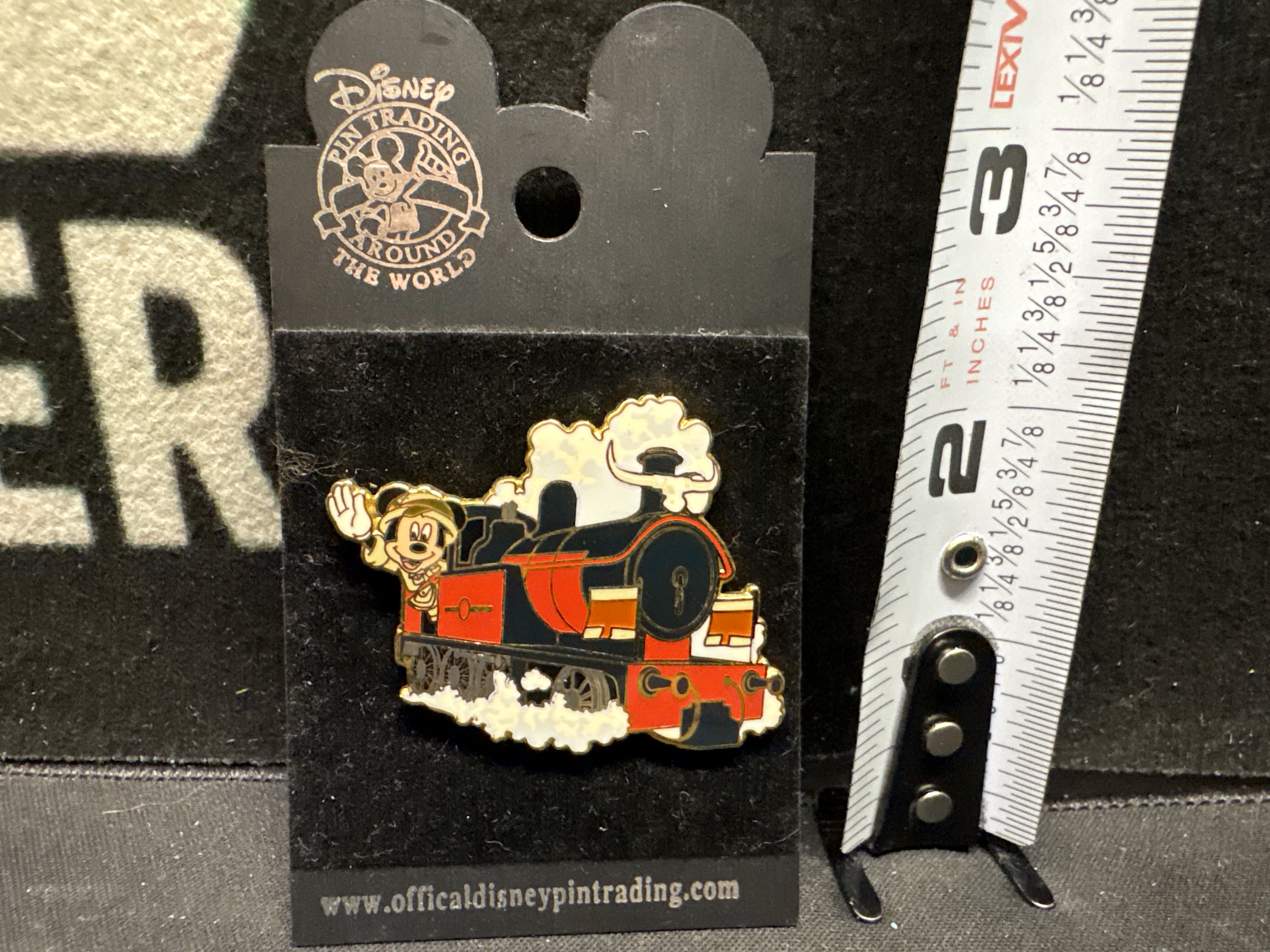 LOT 2026-571 — Épinglette officielle Disney Pin Trading « Around the World », mettant en… — photo 1